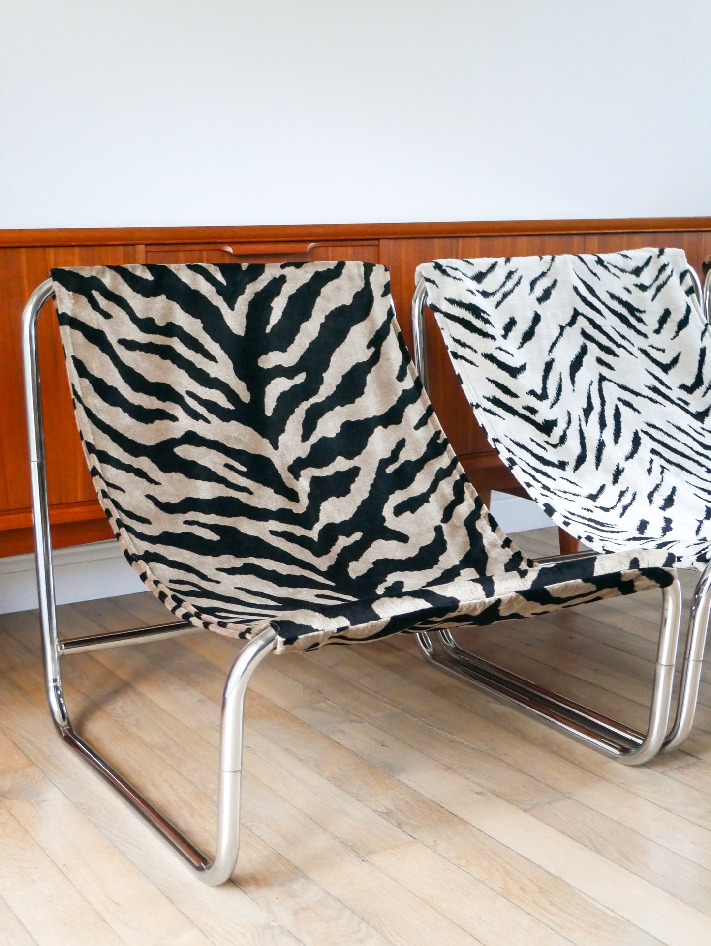 Lounge chair / fauteuil tubulaire piètements en chrome, retapissé en tissus Zèbre, Noir et Beige, par Michel Boyer, Design, 1970