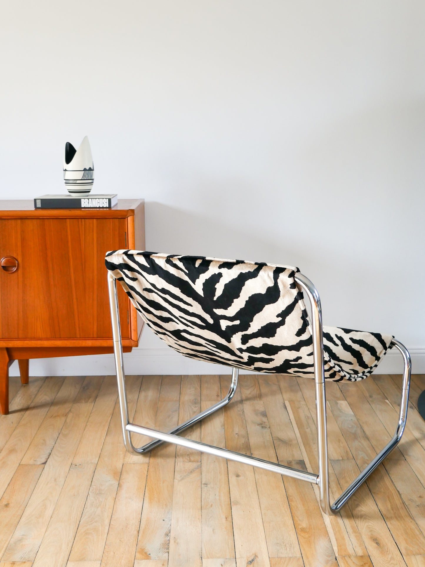 Lounge chair / fauteuil tubulaire piètements en chrome, retapissé en tissus Zèbre, Noir et Beige, par Michel Boyer, Design, 1970