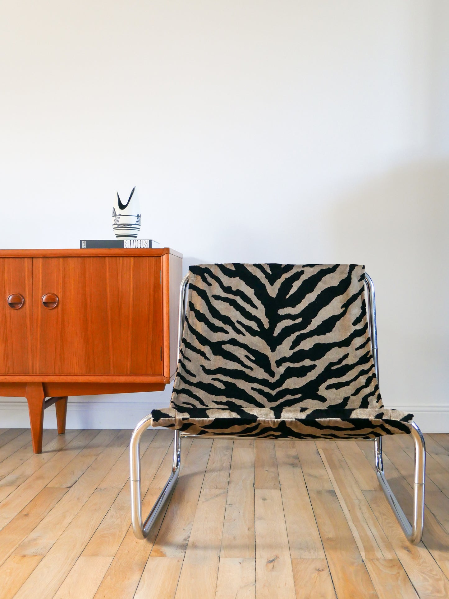 Lounge chair / fauteuil tubulaire piètements en chrome, retapissé en tissus Zèbre, Noir et Beige, par Michel Boyer, Design, 1970