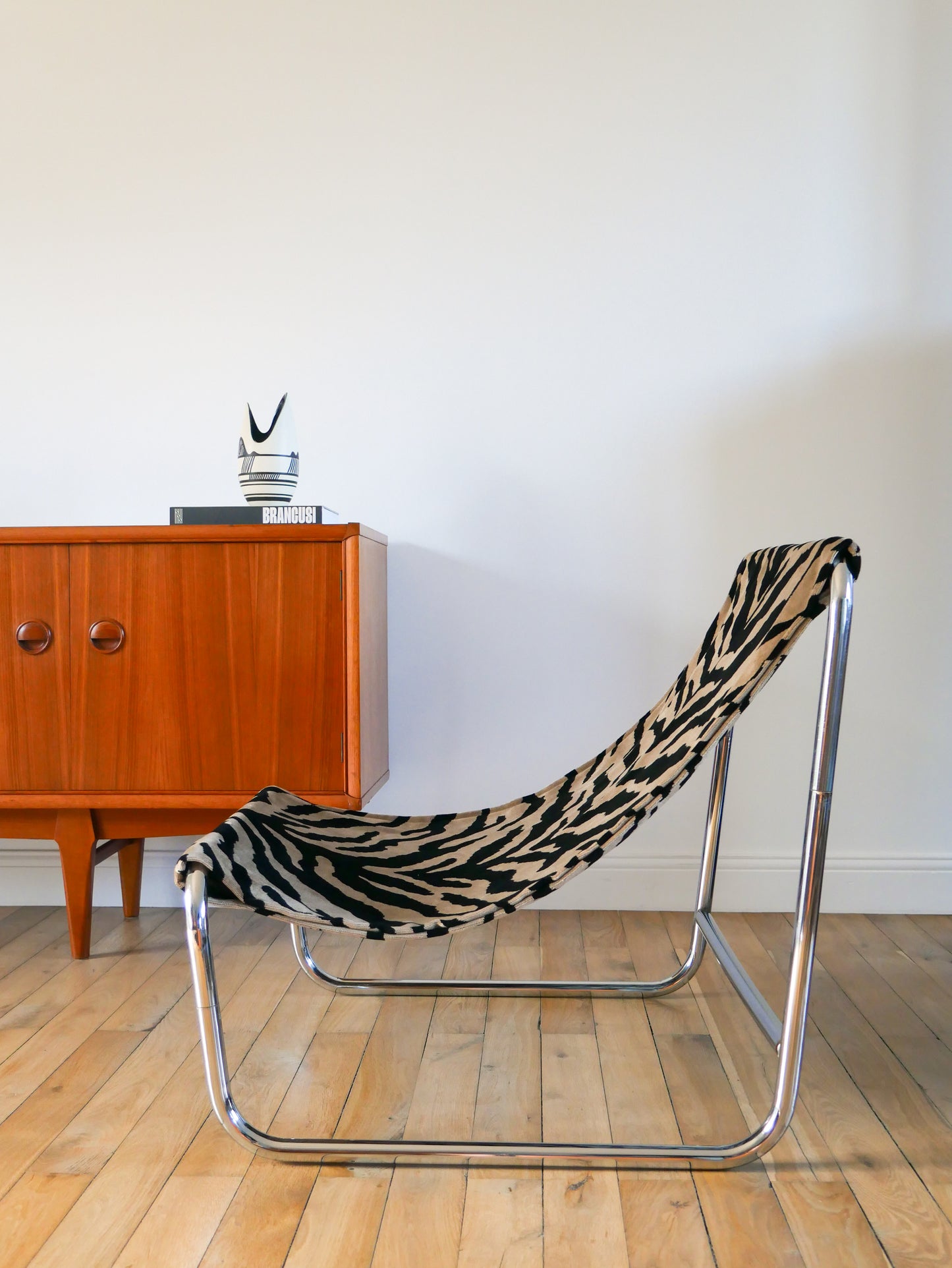 Lounge chair / fauteuil tubulaire piètements en chrome, retapissé en tissus Zèbre, Noir et Beige, par Michel Boyer, Design, 1970