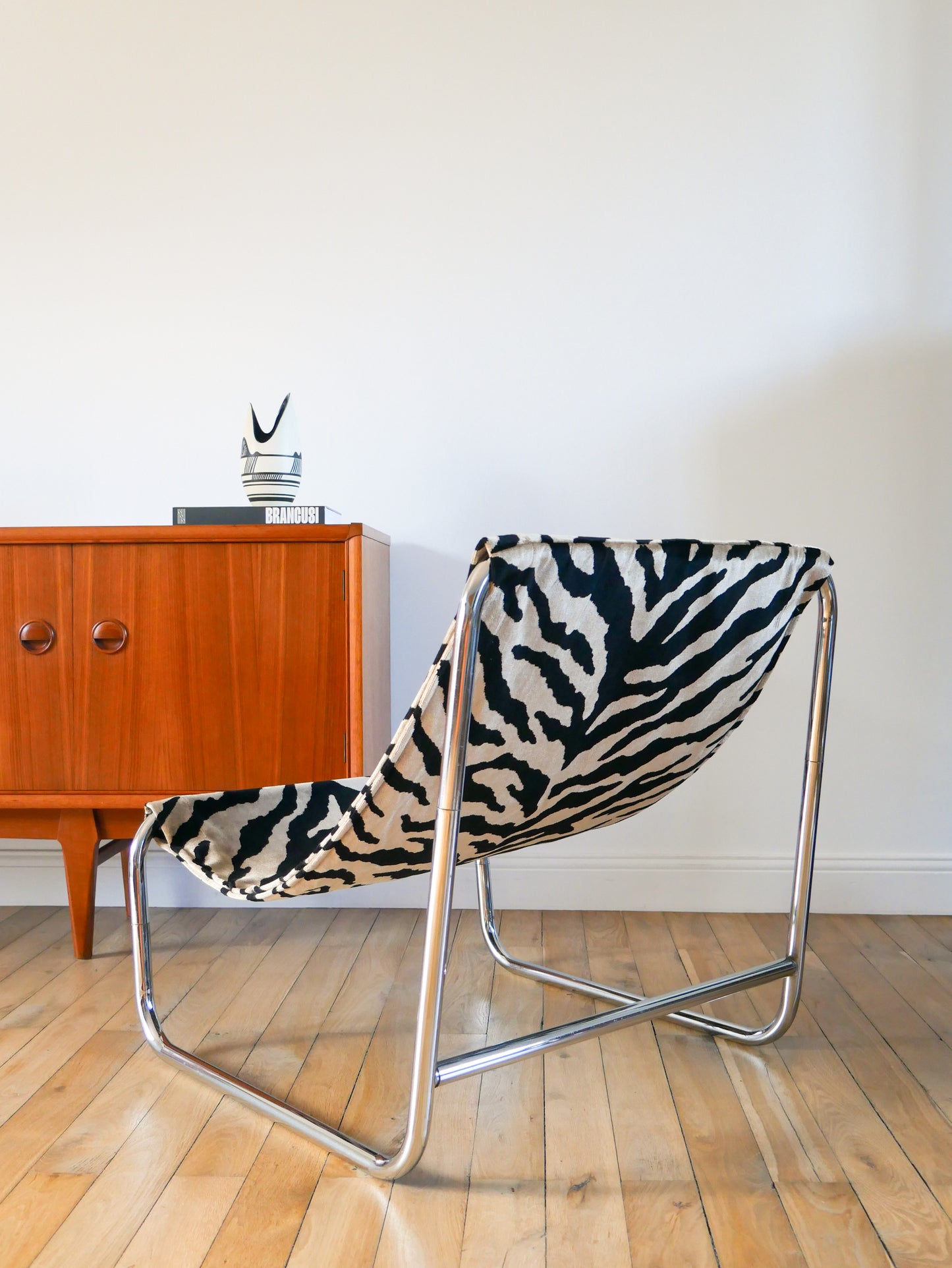 Lounge chair / fauteuil tubulaire piètements en chrome, retapissé en tissus Zèbre, Noir et Beige, par Michel Boyer, Design, 1970