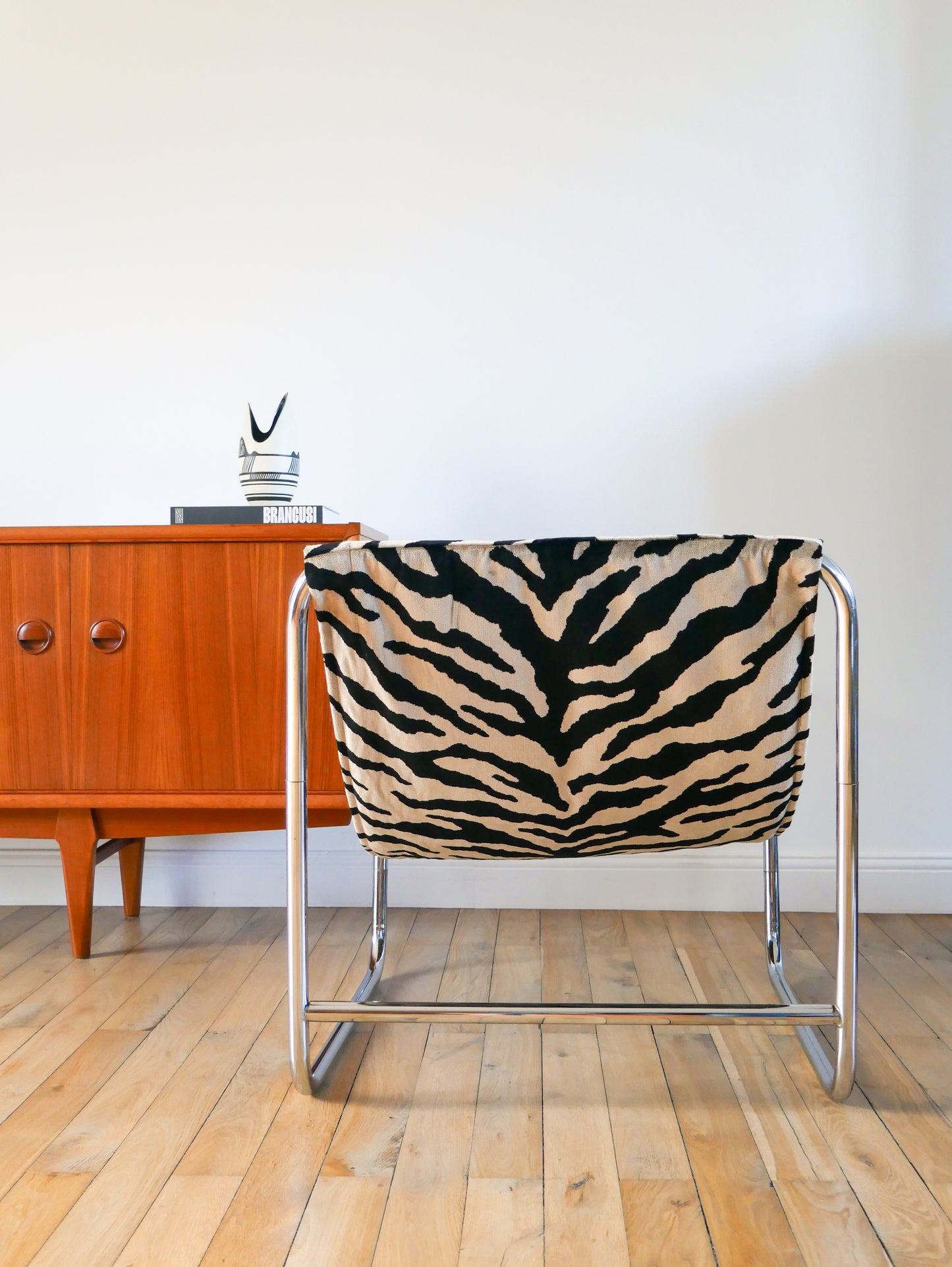 Lounge chair / fauteuil tubulaire piètements en chrome, retapissé en tissus Zèbre, Noir et Beige, par Michel Boyer, Design, 1970