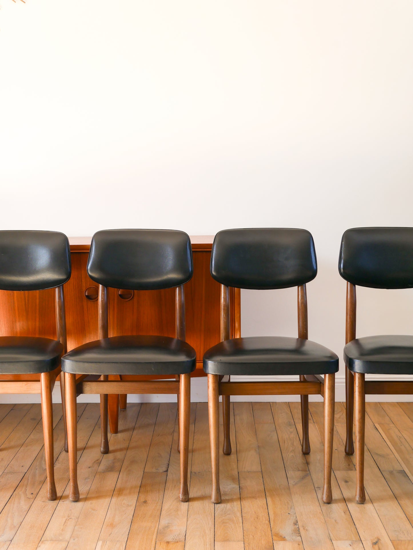 Ensemble de 4 chaises scandinave en bois de hêtre et skaï Noir, Made in Denmark, 1960