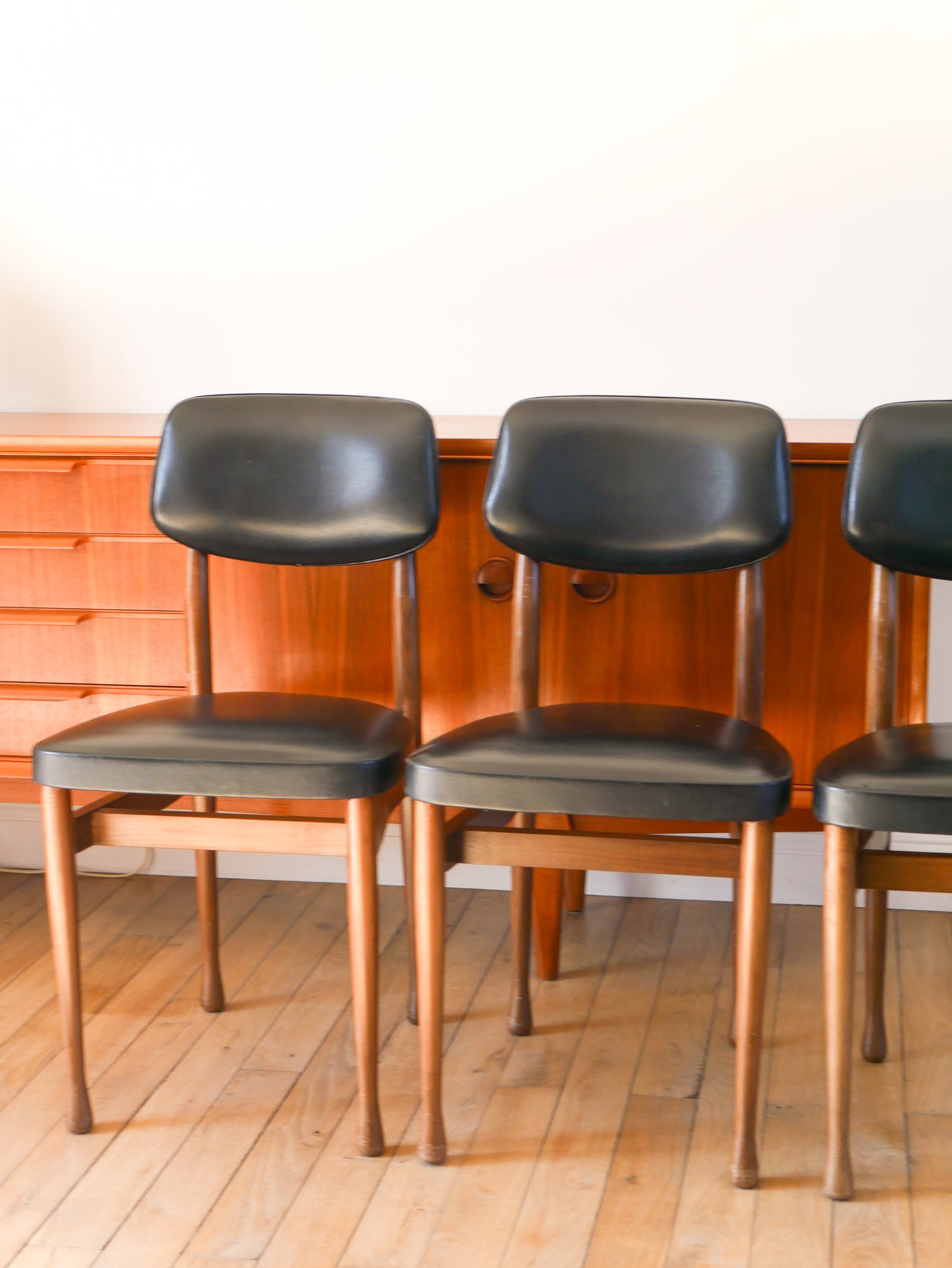 Ensemble de 4 chaises scandinave en bois de hêtre et skaï Noir, Made in Denmark, 1960