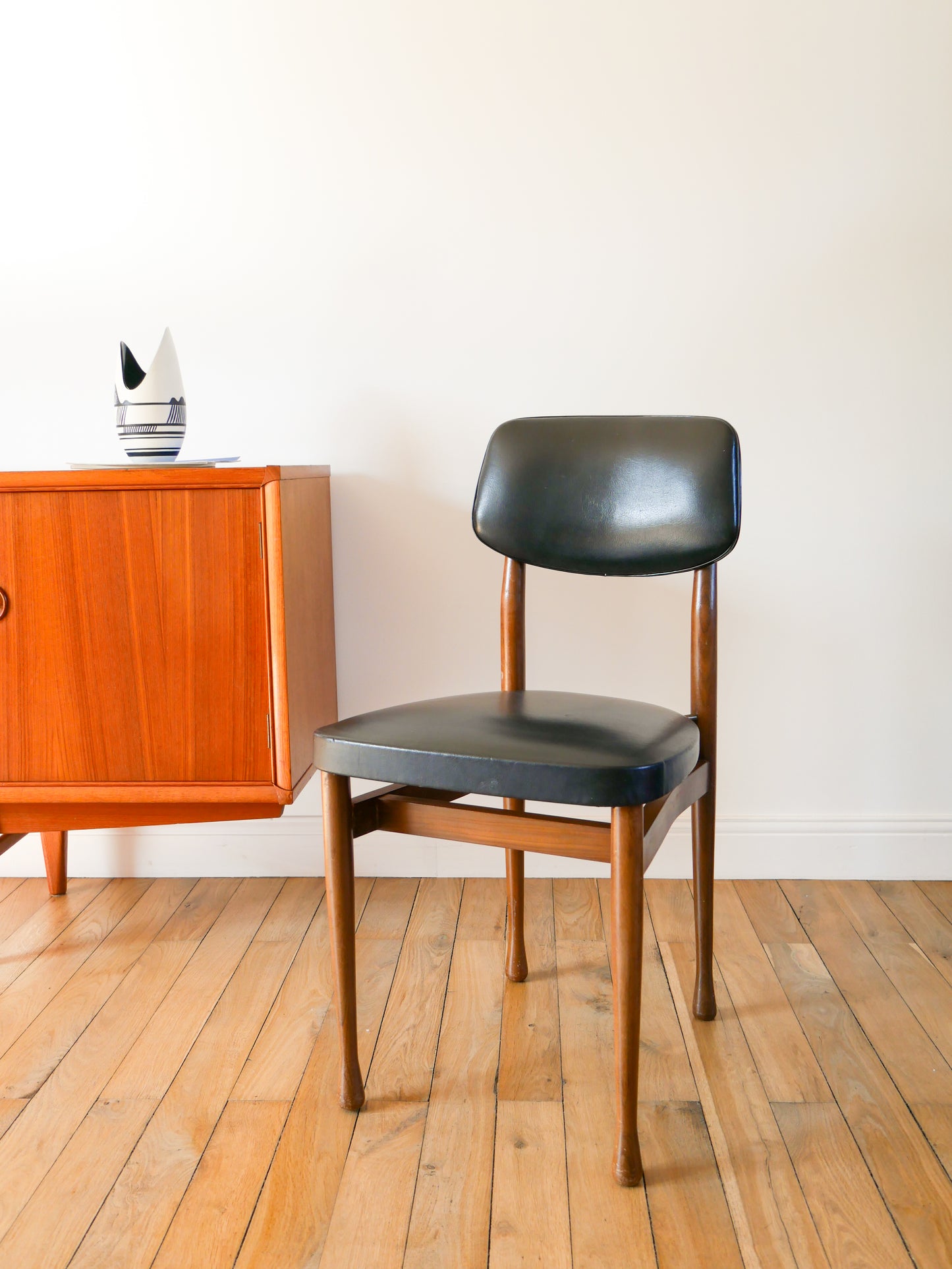 Ensemble de 4 chaises scandinave en bois de hêtre et skaï Noir, Made in Denmark, 1960