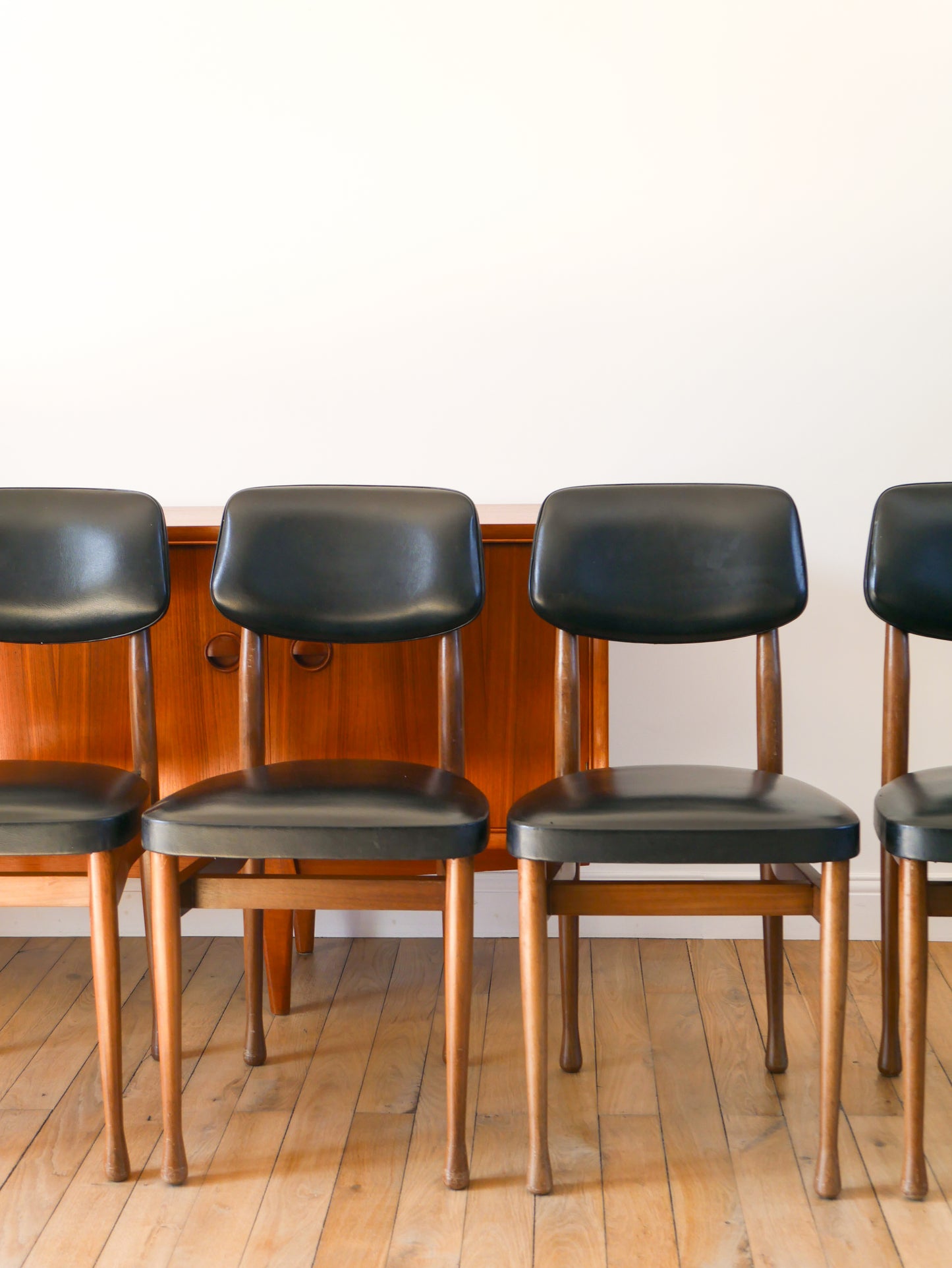 Ensemble de 4 chaises scandinave en bois de hêtre et skaï Noir, Made in Denmark, 1960