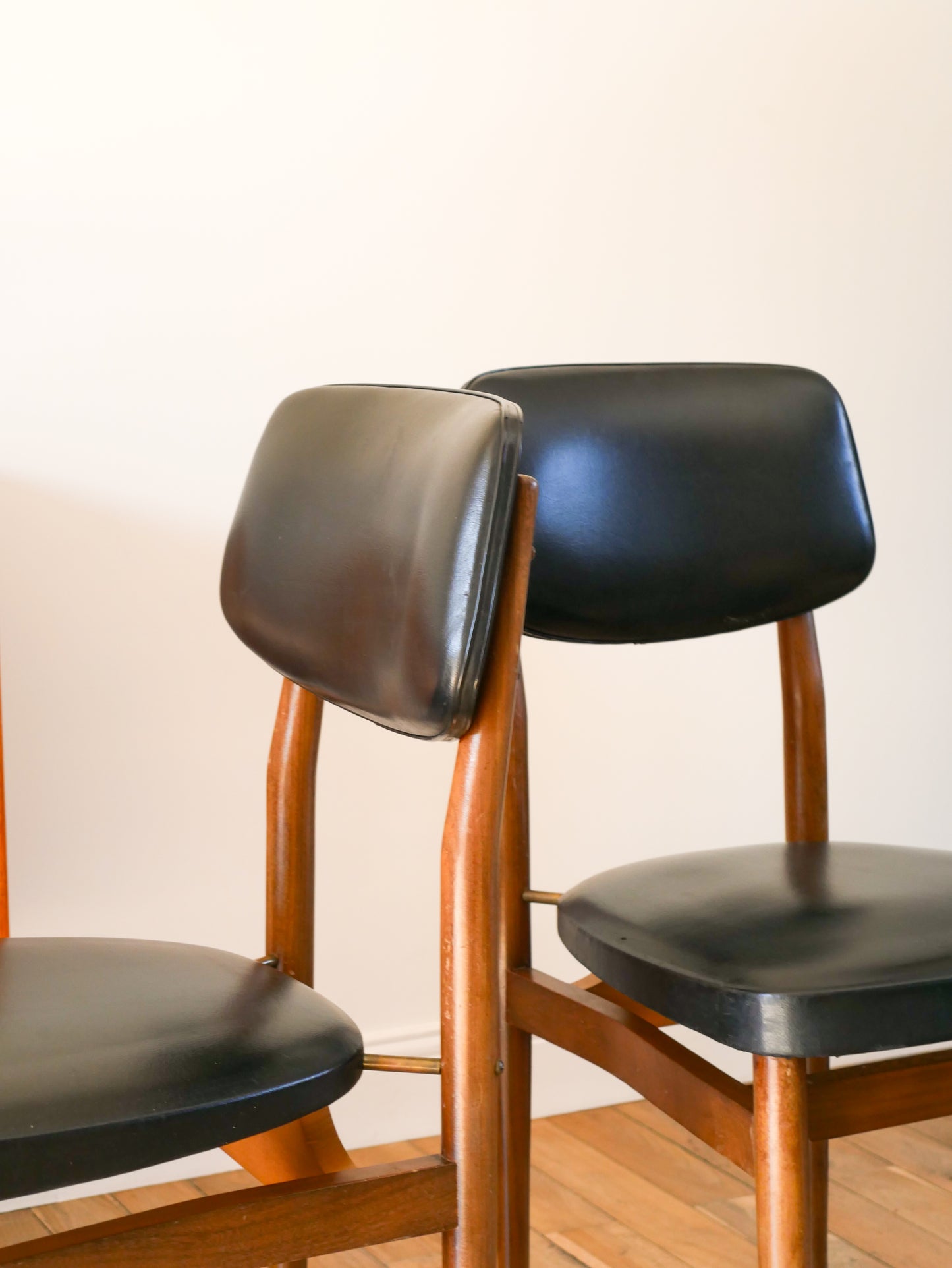 Ensemble de 4 chaises scandinave en bois de hêtre et skaï Noir, Made in Denmark, 1960