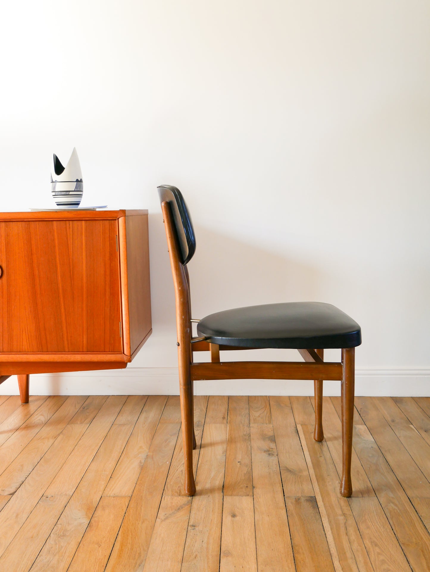 Ensemble de 4 chaises scandinave en bois de hêtre et skaï Noir, Made in Denmark, 1960