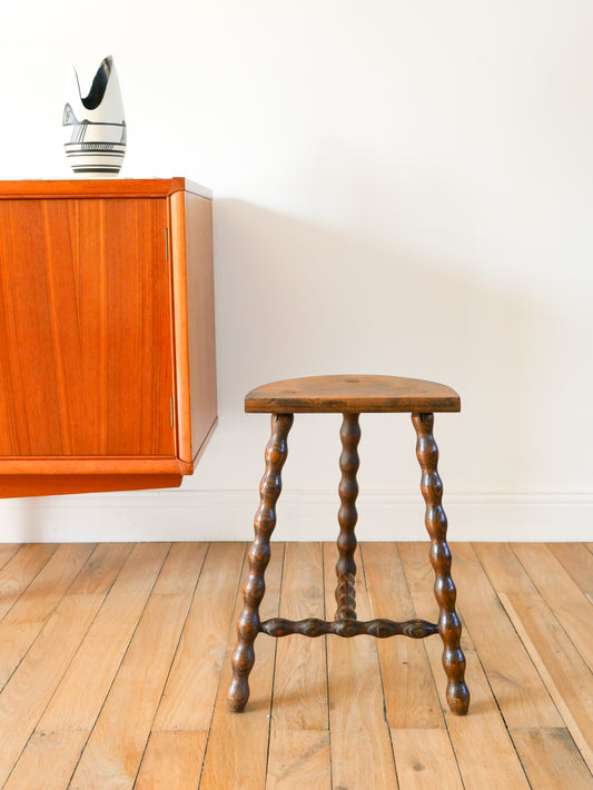 Tabouret tripode en bois perlé, 1940