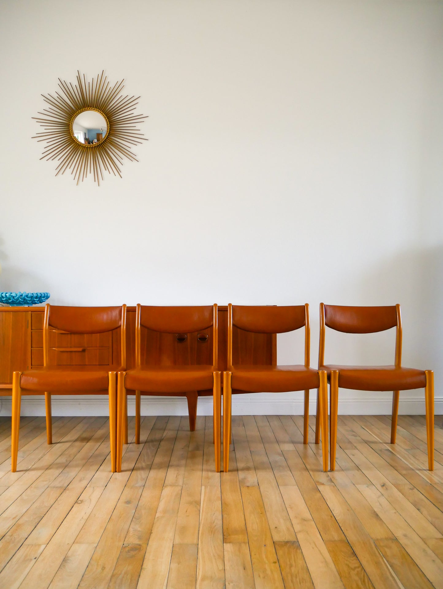 Ensemble de 4 chaises scandinaves, Miel & Mocha Mousse, 1950