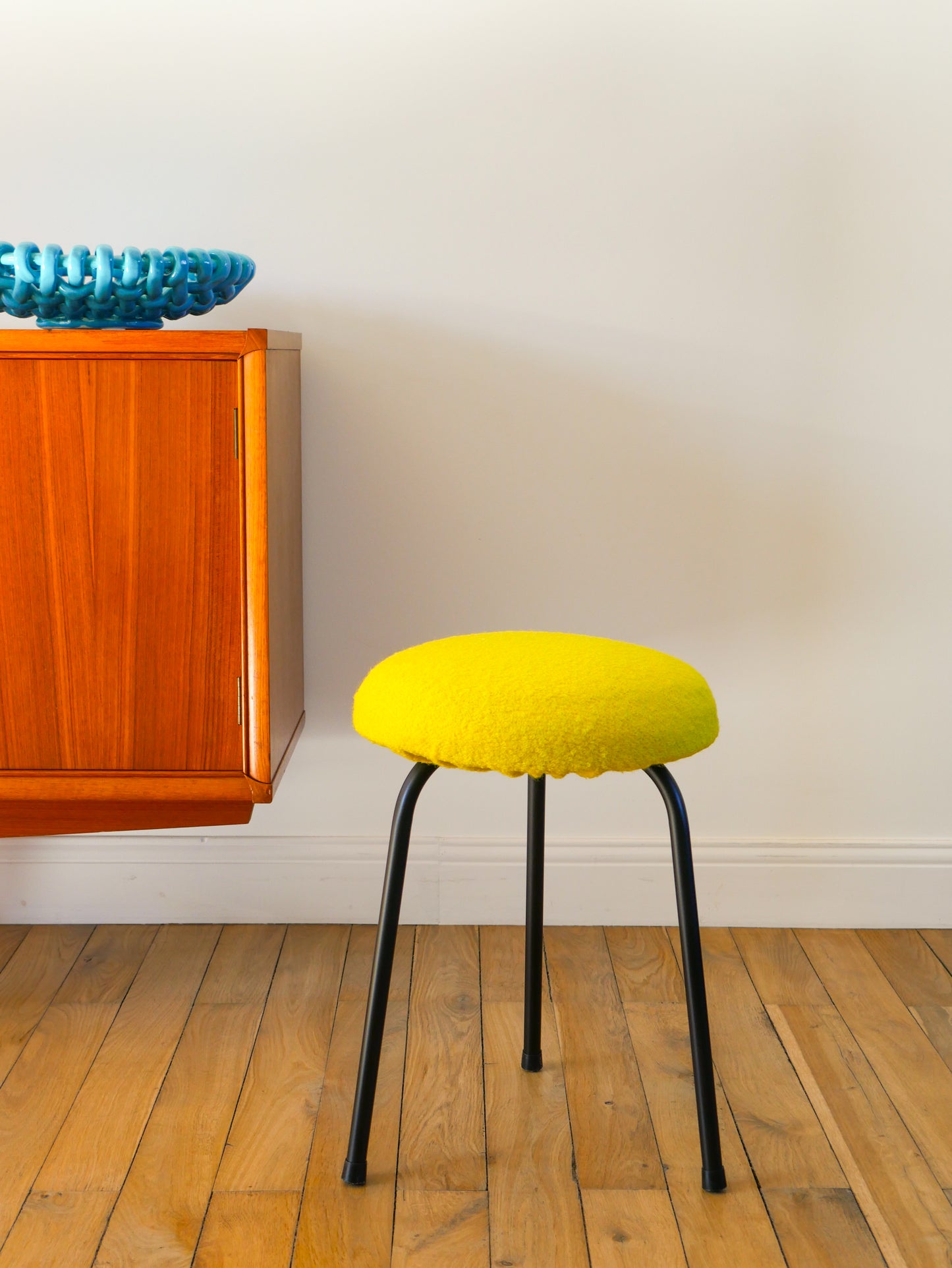 Tabouret tripode en fer noir et laine bouillie, Jaune, 1960
