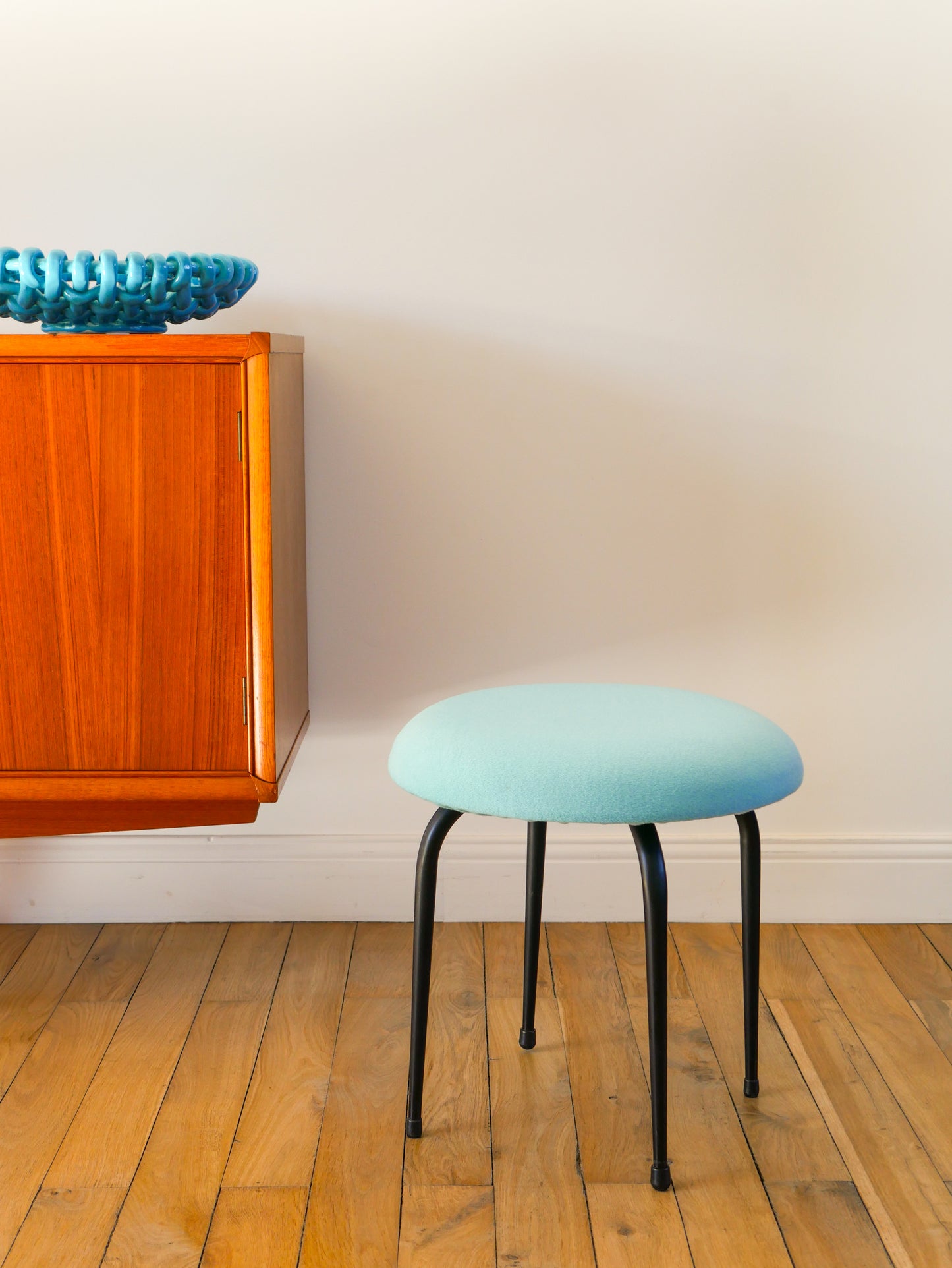 Tabouret en fer noir et laine bouillie, Bleu Turquoise, 1960