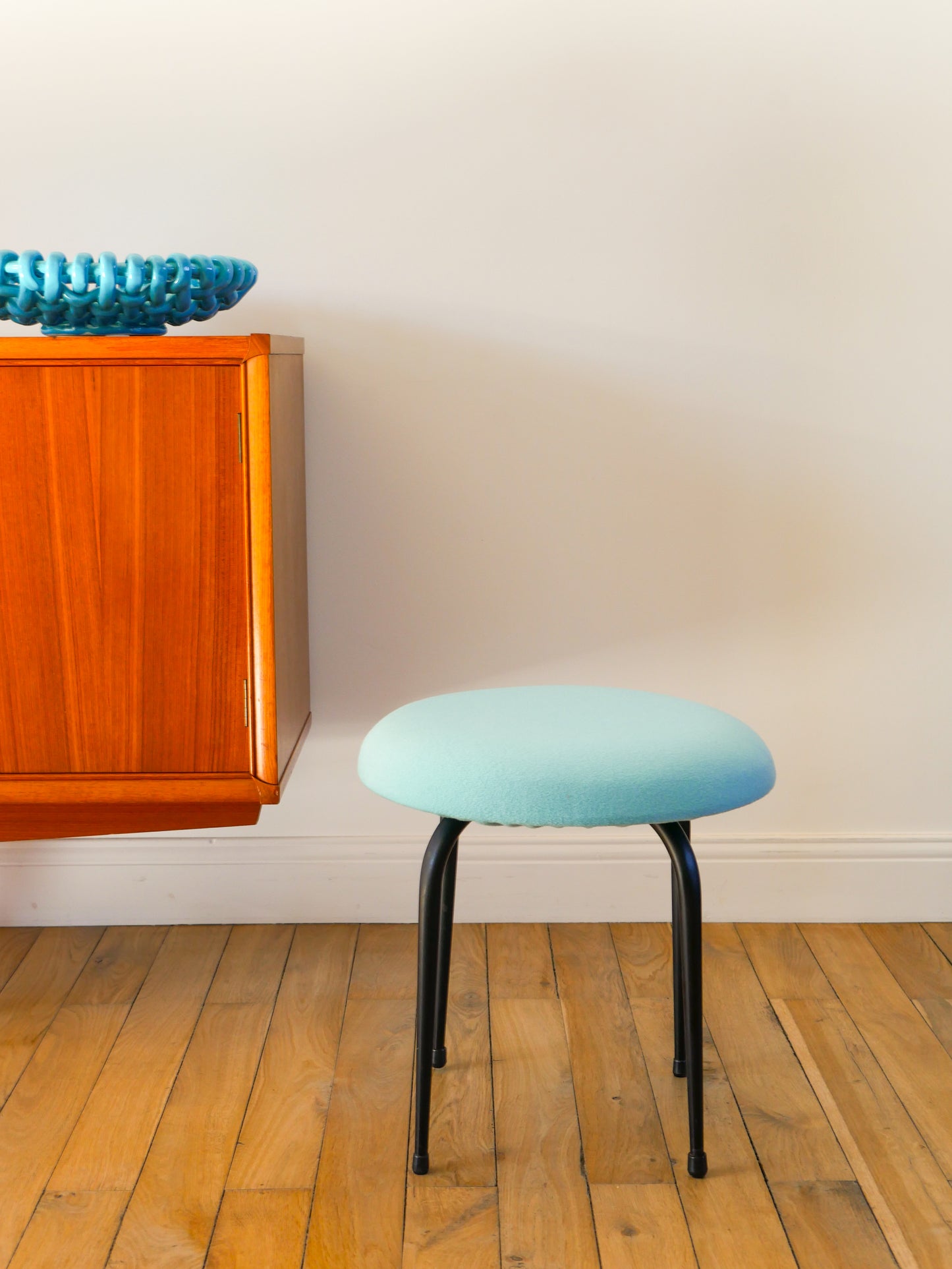Tabouret en fer noir et laine bouillie, Bleu Turquoise, 1960