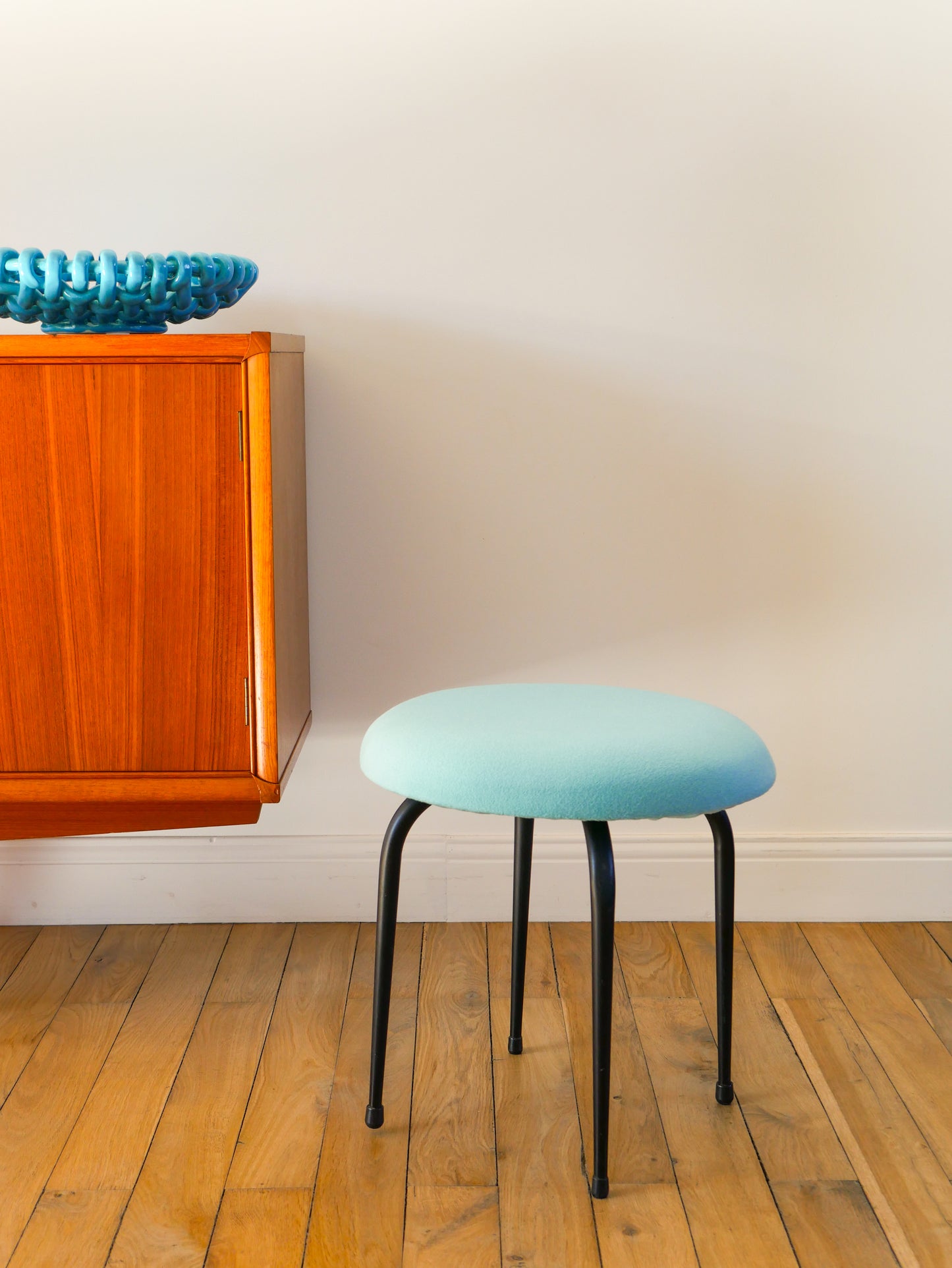 Tabouret en fer noir et laine bouillie, Bleu Turquoise, 1960