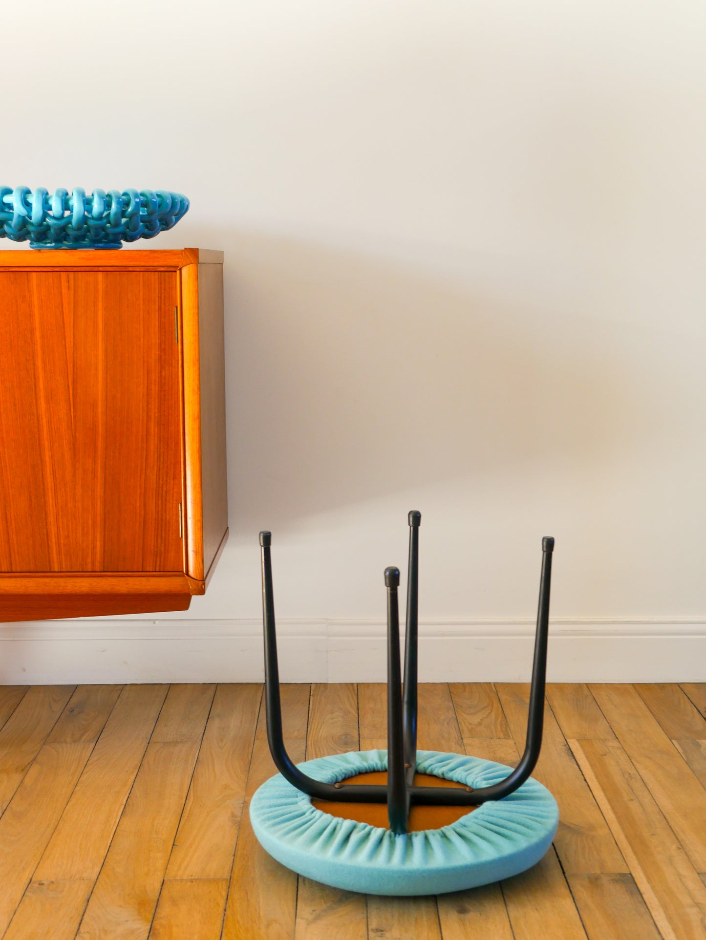 Tabouret en fer noir et laine bouillie, Bleu Turquoise, 1960