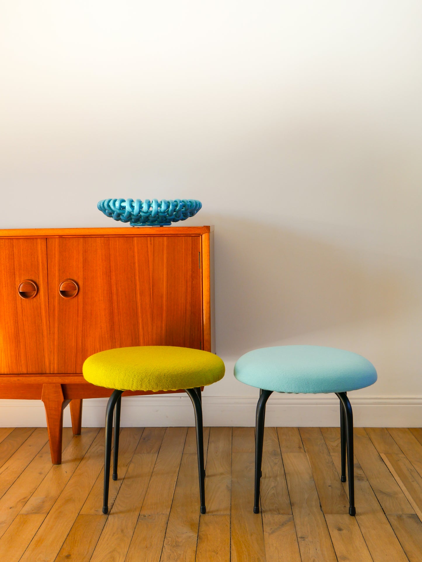 Tabouret en fer noir et laine bouillie, Bleu Turquoise, 1960