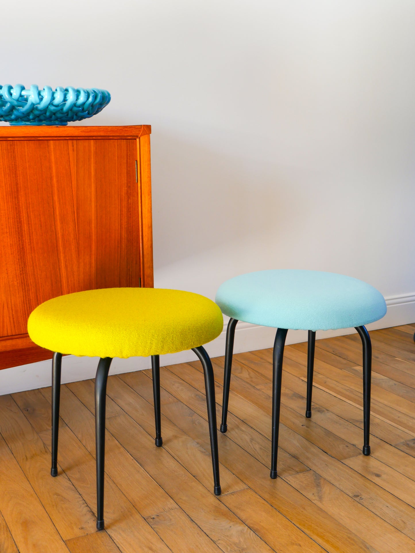Tabouret en fer noir et laine bouillie, Bleu Turquoise, 1960