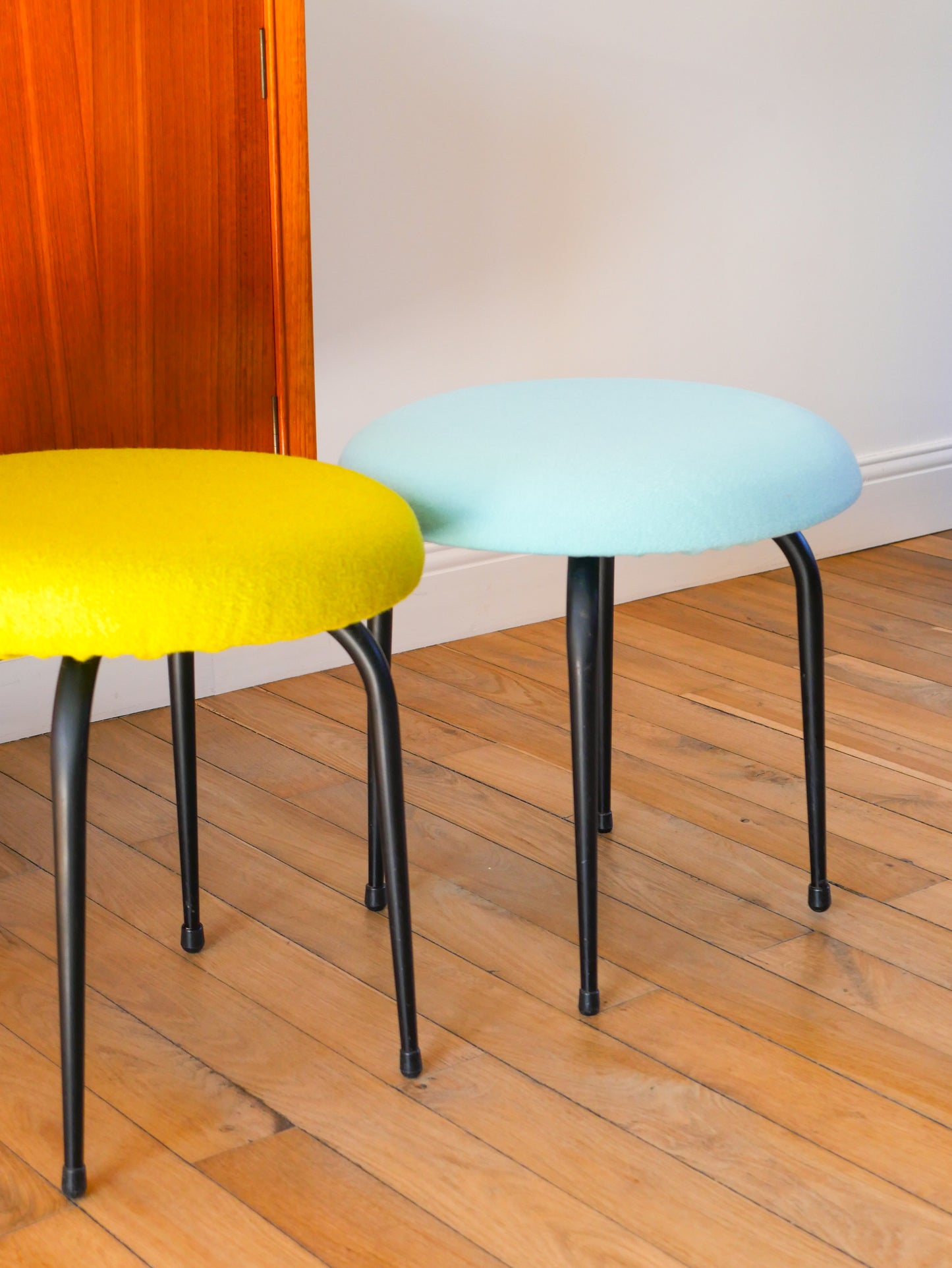 Tabouret en fer noir et laine bouillie, Bleu Turquoise, 1960