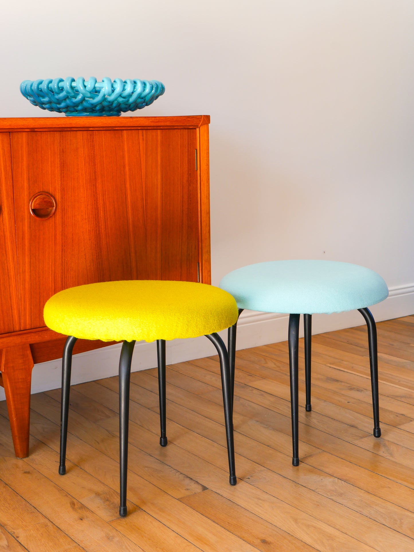 Tabouret en fer noir et laine bouillie, Bleu Turquoise, 1960