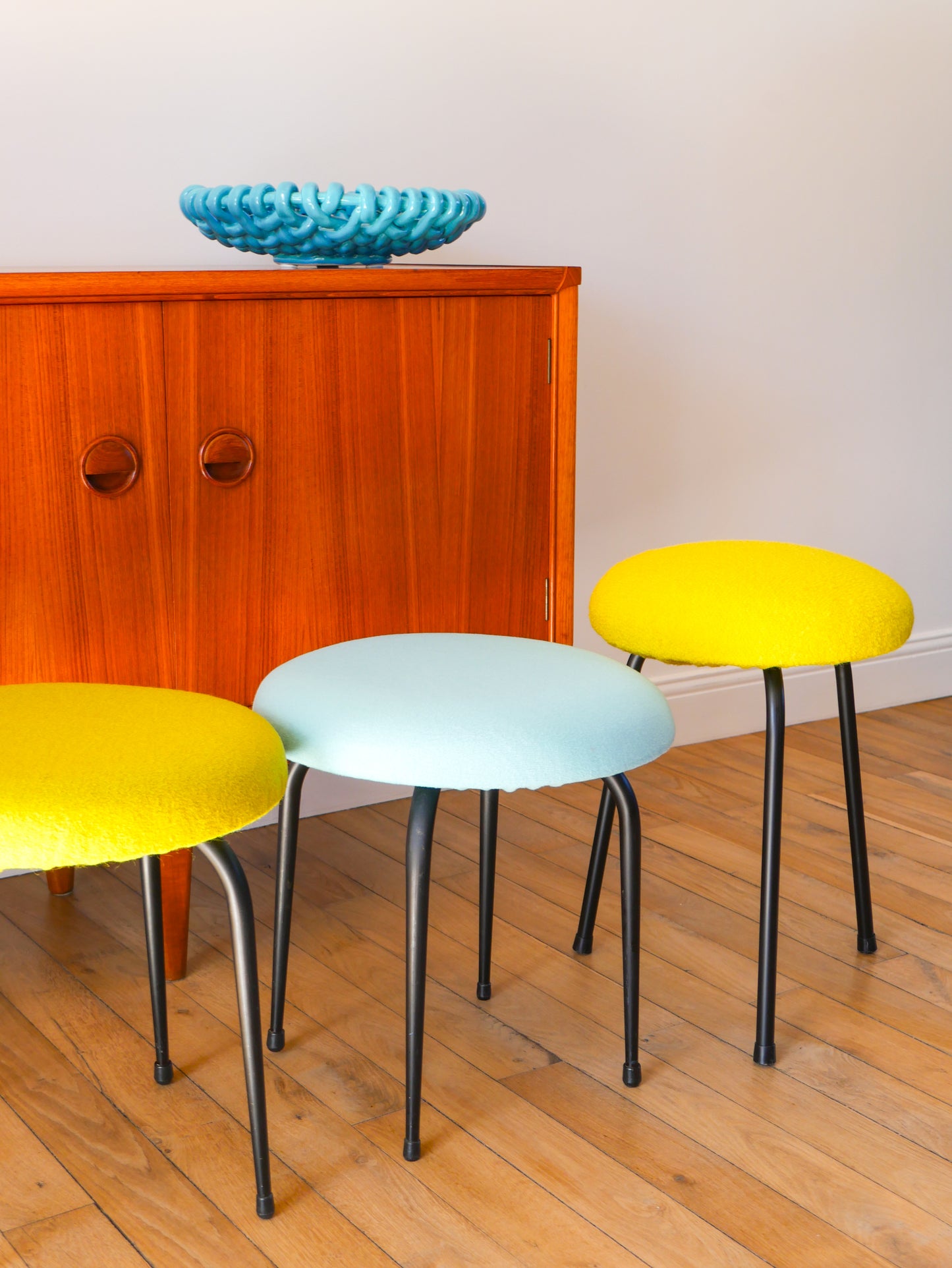 Tabouret en fer noir et laine bouillie, Bleu Turquoise, 1960
