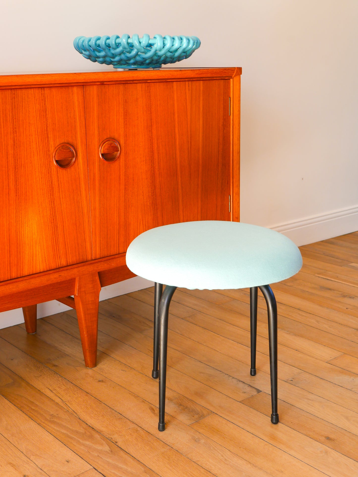 Tabouret en fer noir et laine bouillie, Bleu Turquoise, 1960