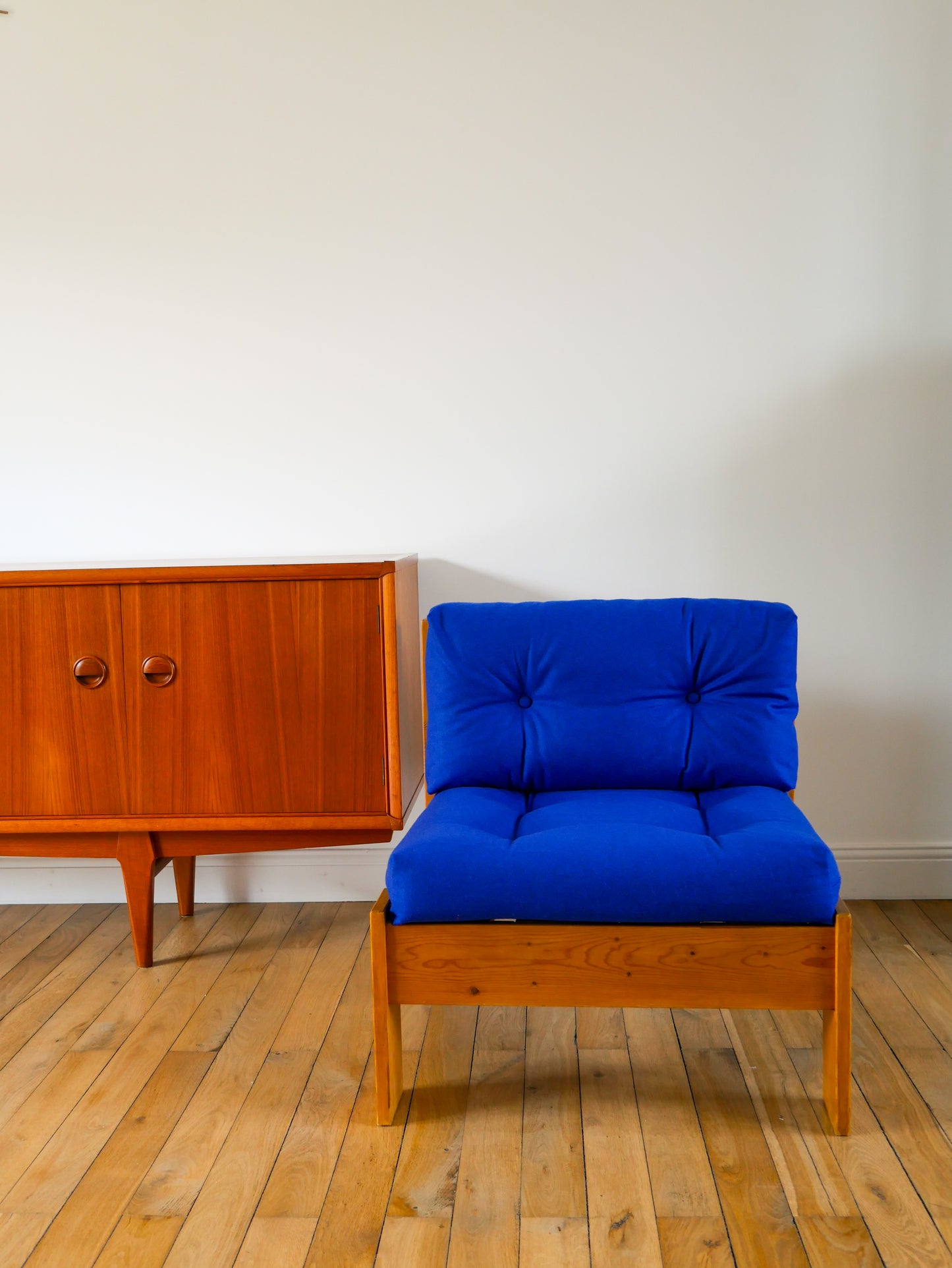 Chauffeuse en pin, Bleu Klein, 1970