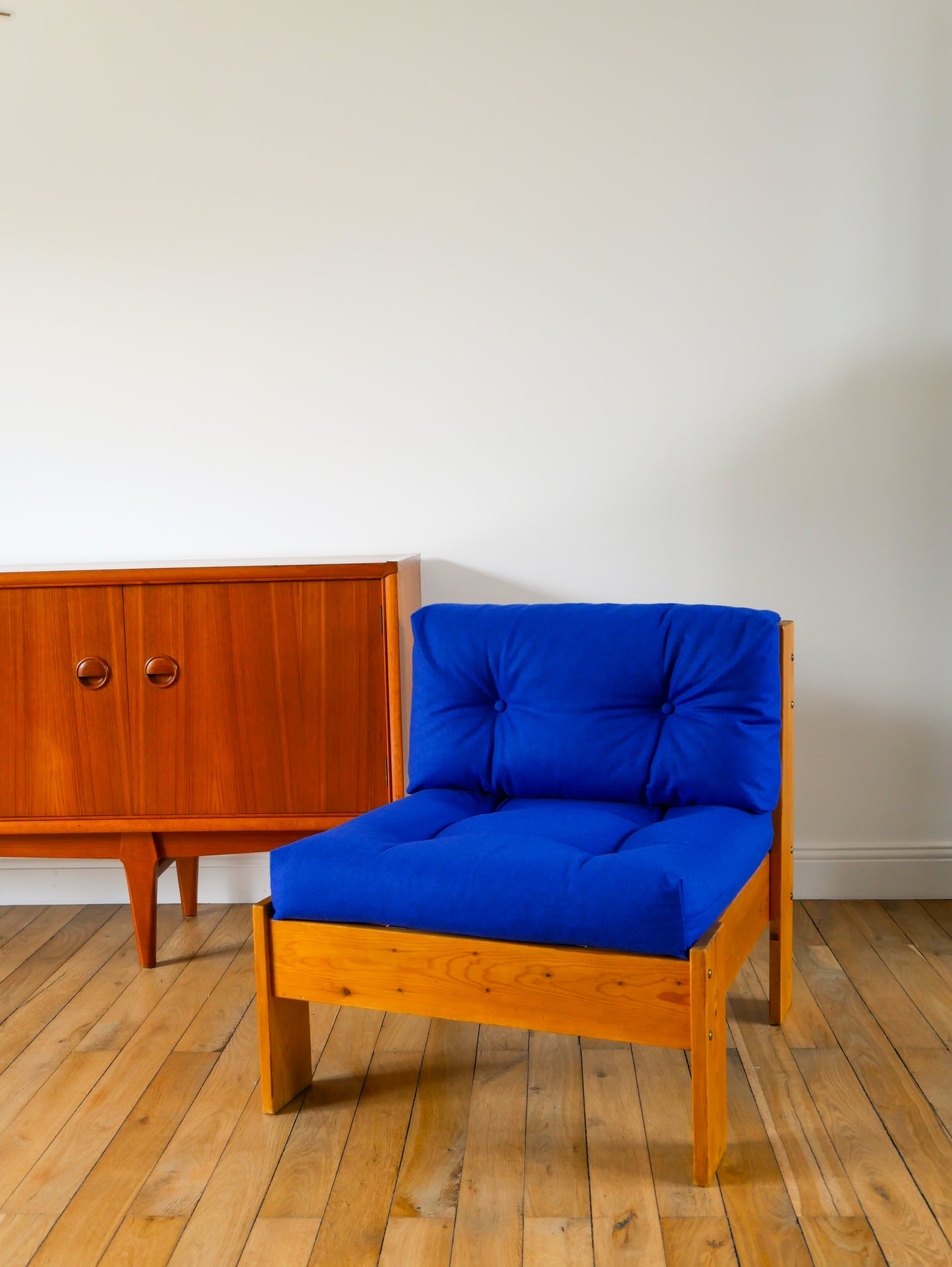 Chauffeuse en pin, Bleu Klein, 1970