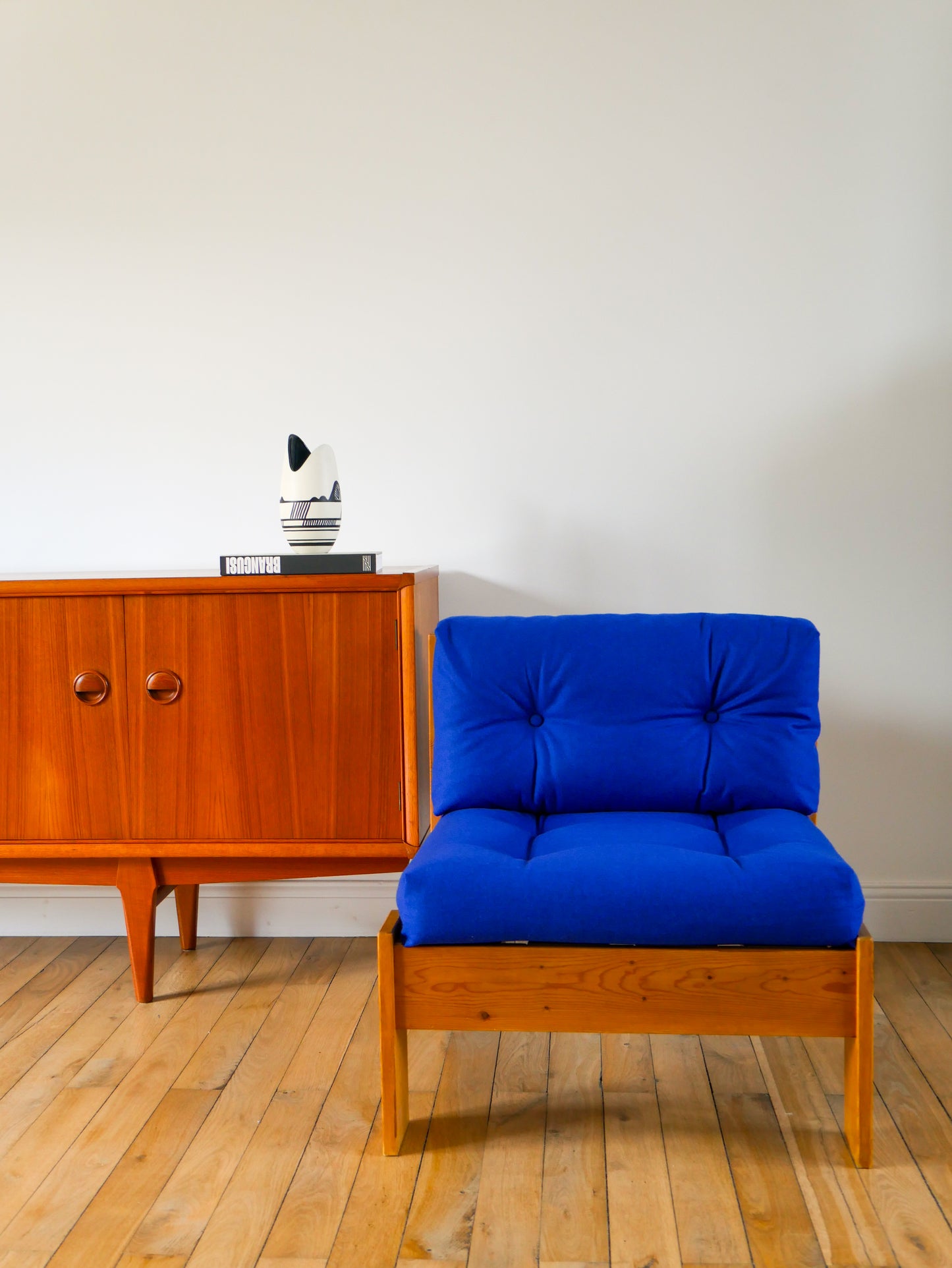 Chauffeuse en pin, Bleu Klein, 1970