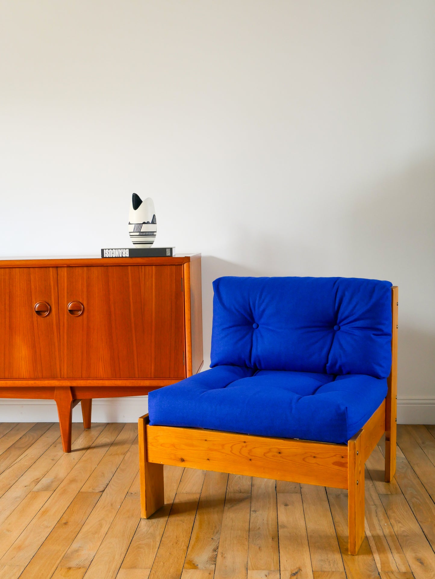 Chauffeuse en pin, Bleu Klein, 1970