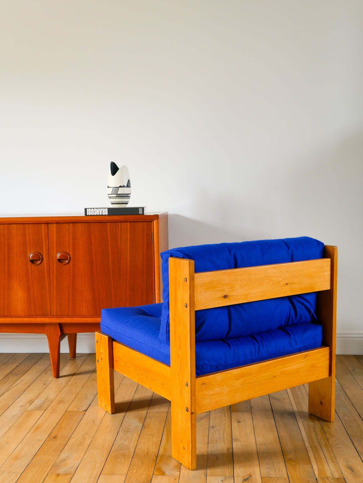Chauffeuse en pin, Bleu Klein, 1970