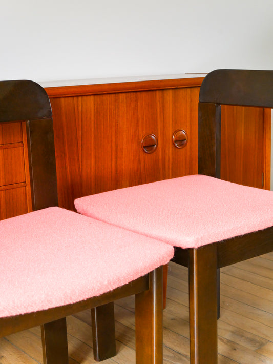 Paire de chaises en Noyer, retapissées en Laine bouillie Rose Tagada, 1970