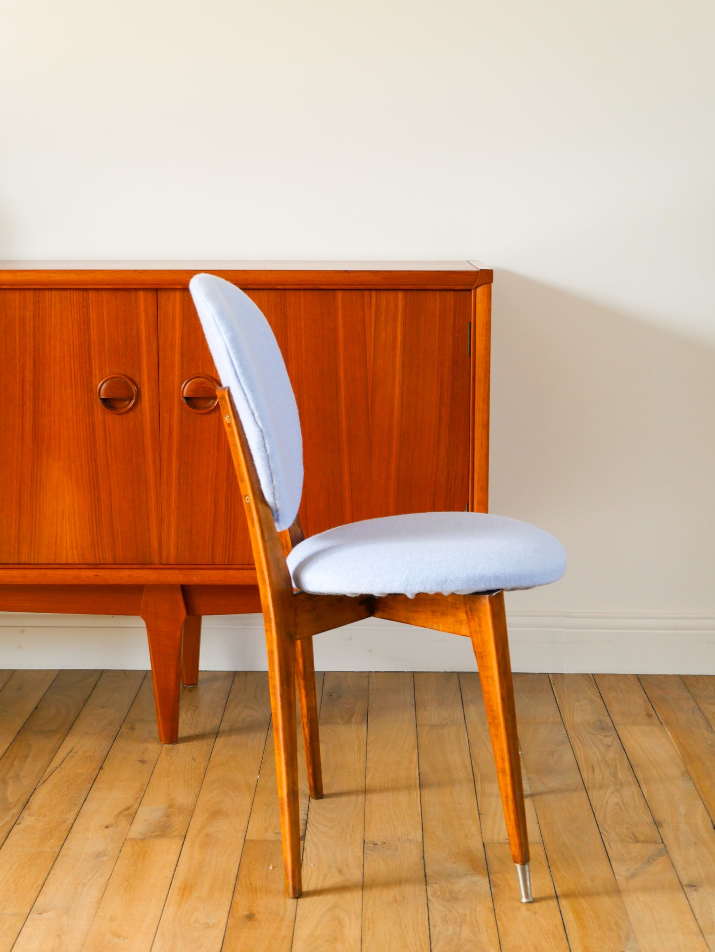 Chaise en bois de hêtre, retapissée en Laine bouillie Baby Blue, 1950