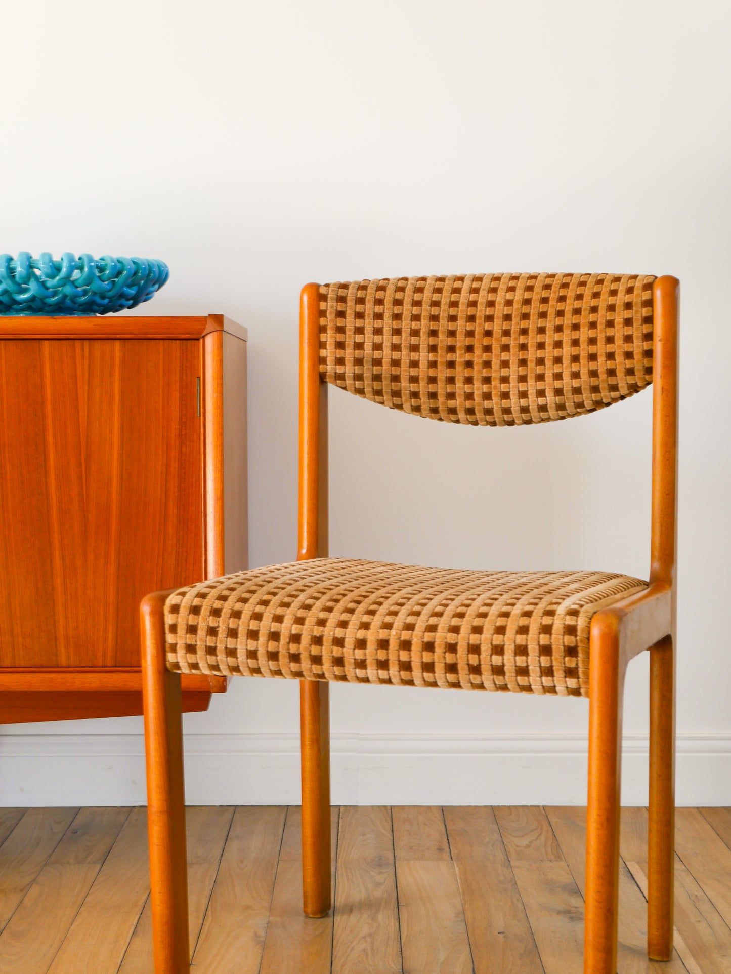 Chaise en bois de chêne, Miel, Baumann, velours texturé Rose Pâle, 1960