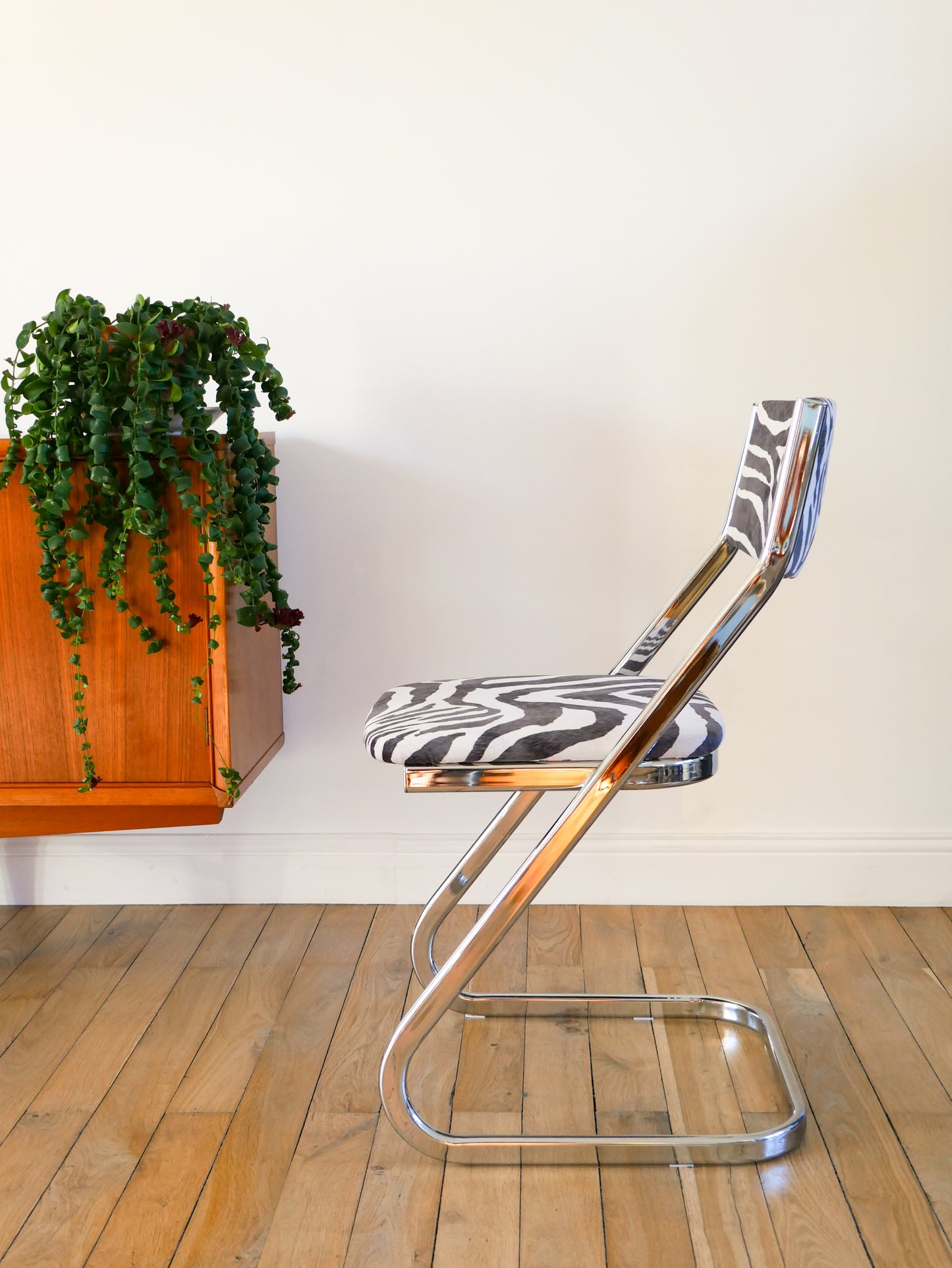 Chaise piètement en chrome et retapissée en velours, Zèbre, Design,1970