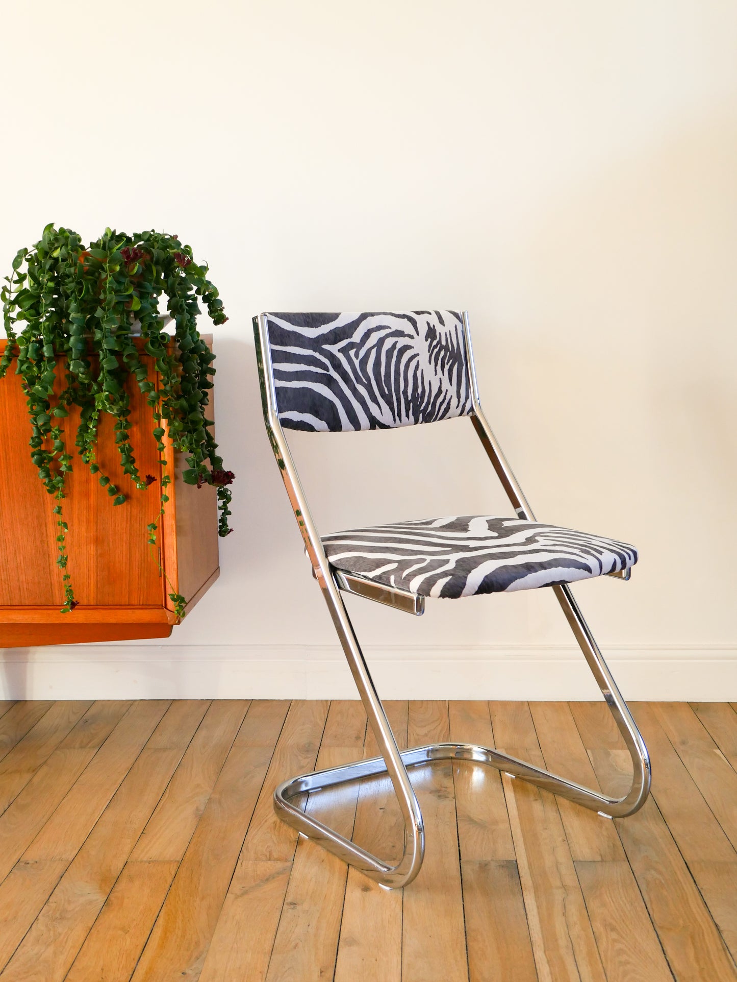 Chaise piètement en chrome et retapissée en velours, Zèbre, Design,1970