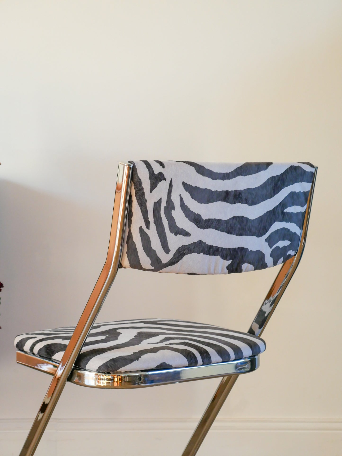Chaise piètement en chrome et retapissée en velours, Zèbre, Design,1970