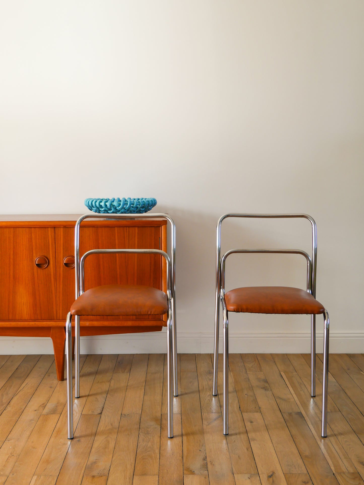 Paire de chaises en chrome et skaï, Fauve, Design Bauhaus, 1970