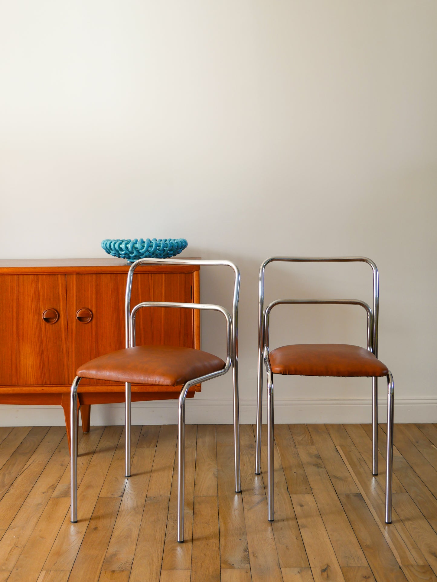 Paire de chaises en chrome et skaï, Fauve, Design Bauhaus, 1970