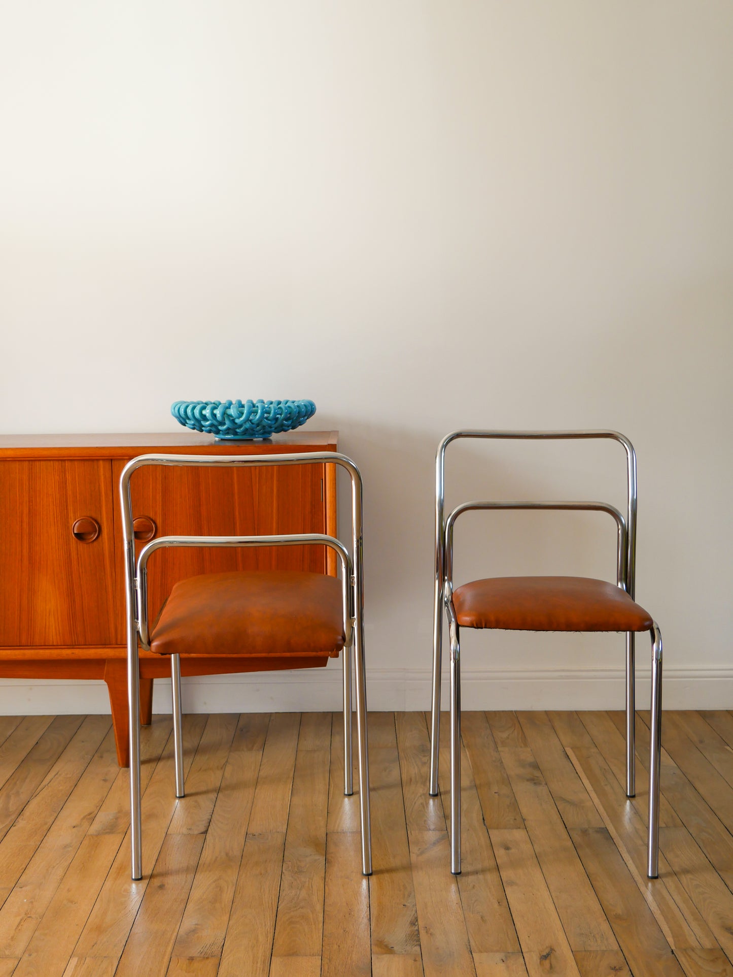 Paire de chaises en chrome et skaï, Fauve, Design Bauhaus, 1970