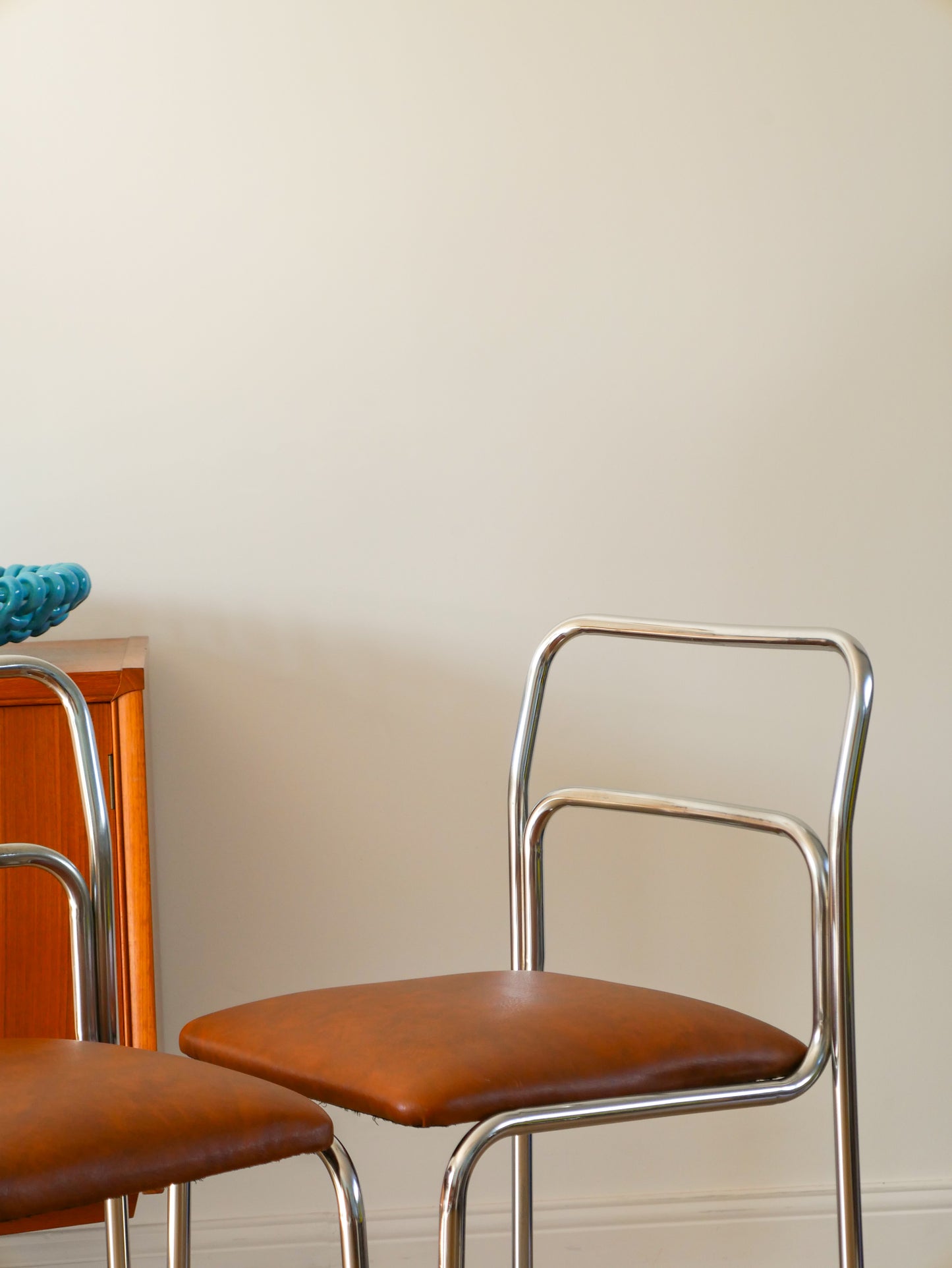 Paire de chaises en chrome et skaï, Fauve, Design Bauhaus, 1970