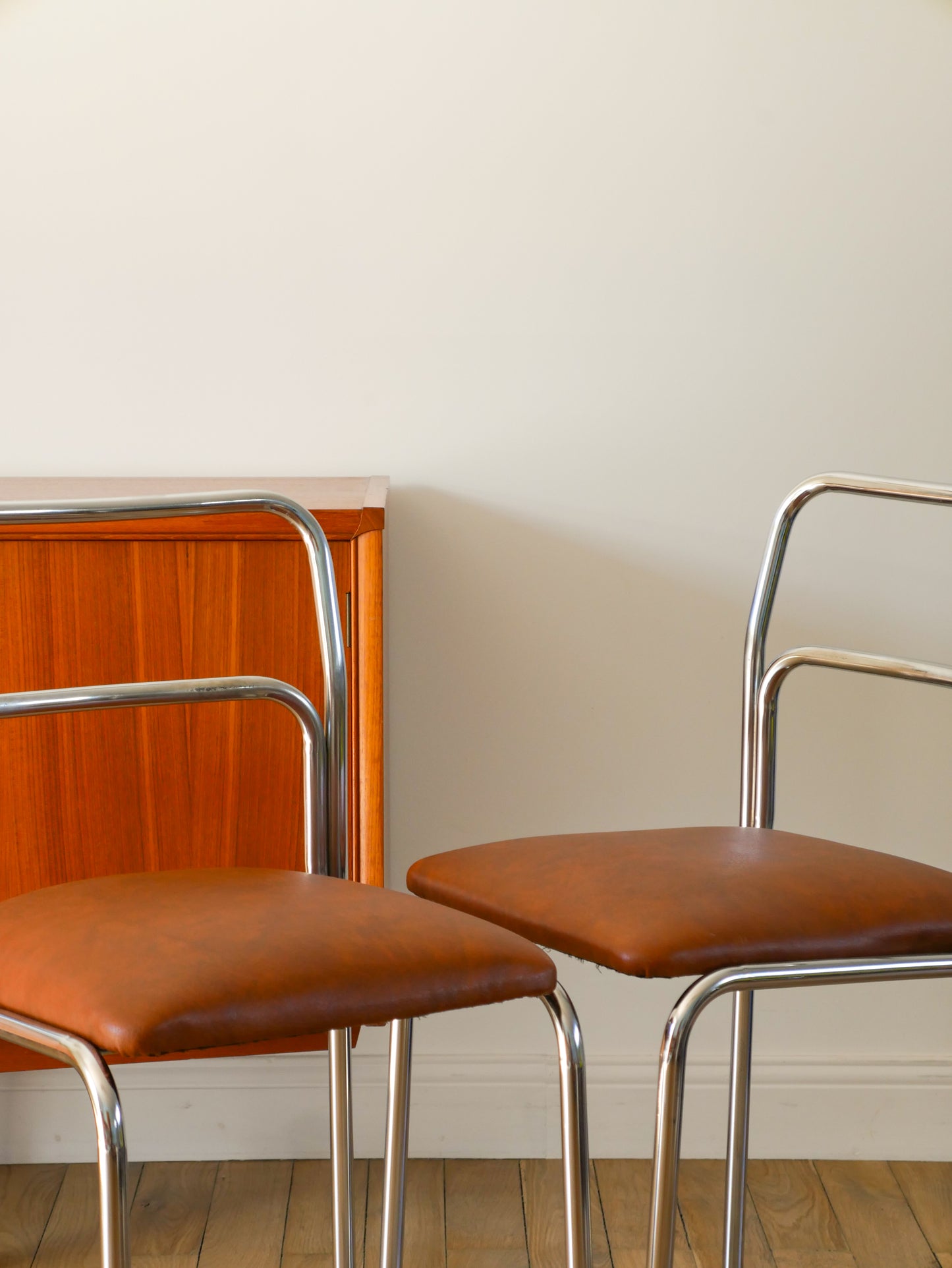 Paire de chaises en chrome et skaï, Fauve, Design Bauhaus, 1970