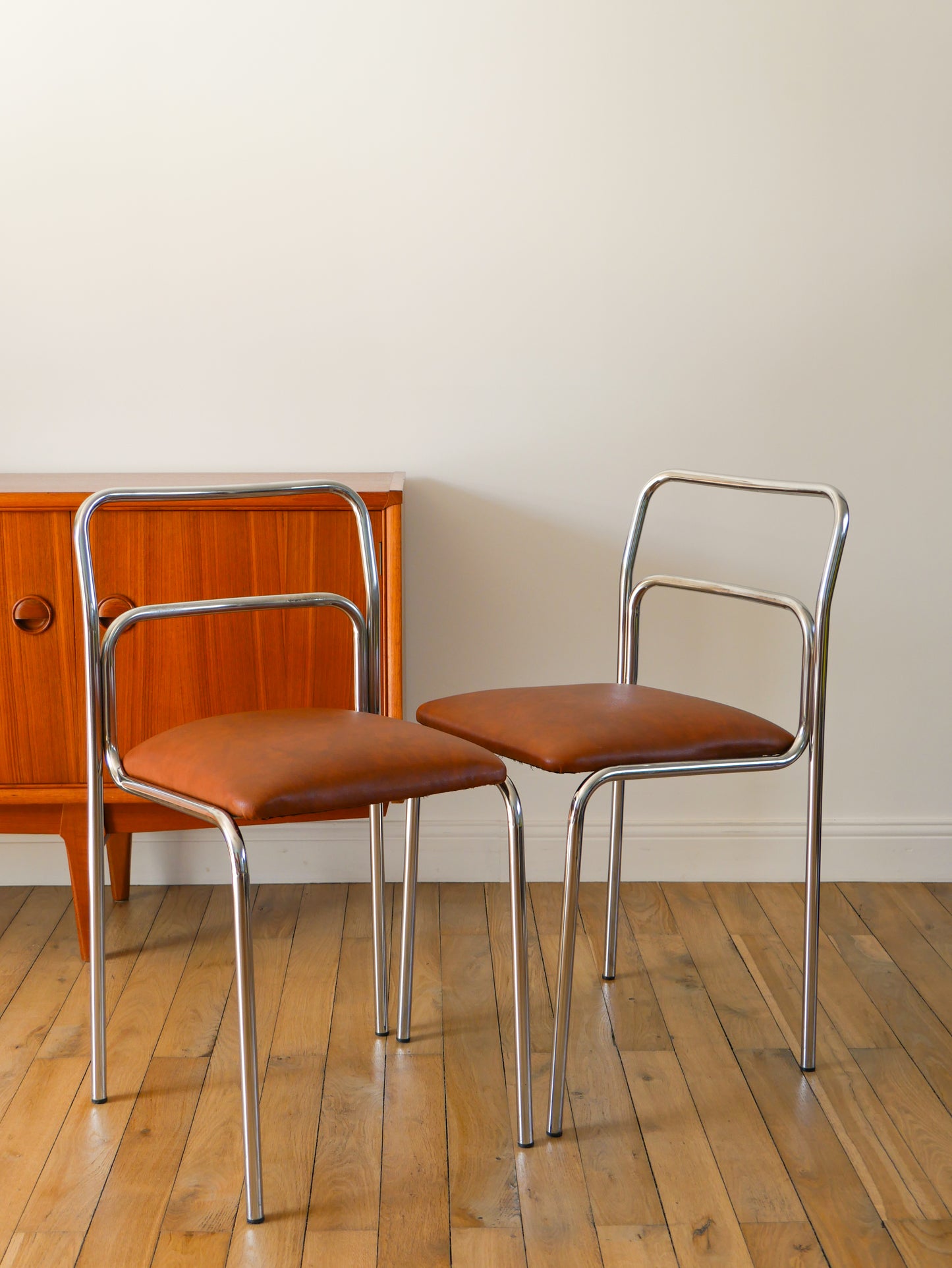 Paire de chaises en chrome et skaï, Fauve, Design Bauhaus, 1970