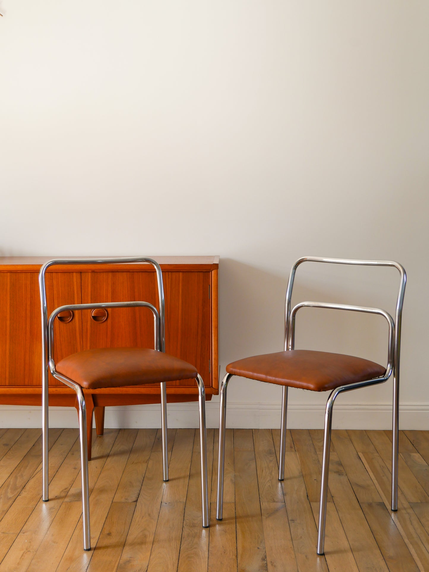 Paire de chaises en chrome et skaï, Fauve, Design Bauhaus, 1970