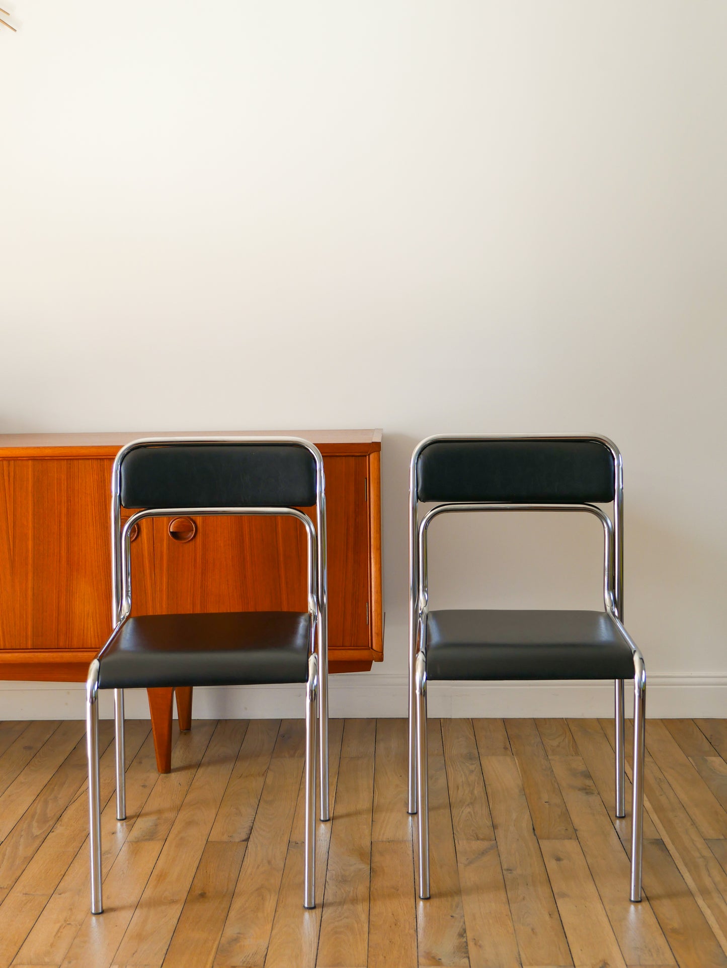 Paire de chaises en chrome et skaï, Noir, Design Bauhaus, 1970