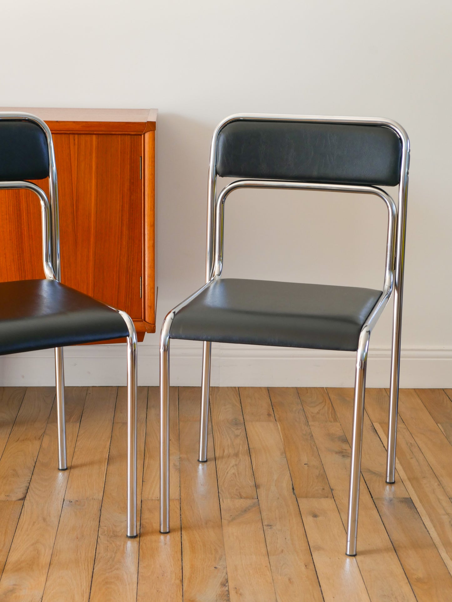 Paire de chaises en chrome et skaï, Noir, Design Bauhaus, 1970