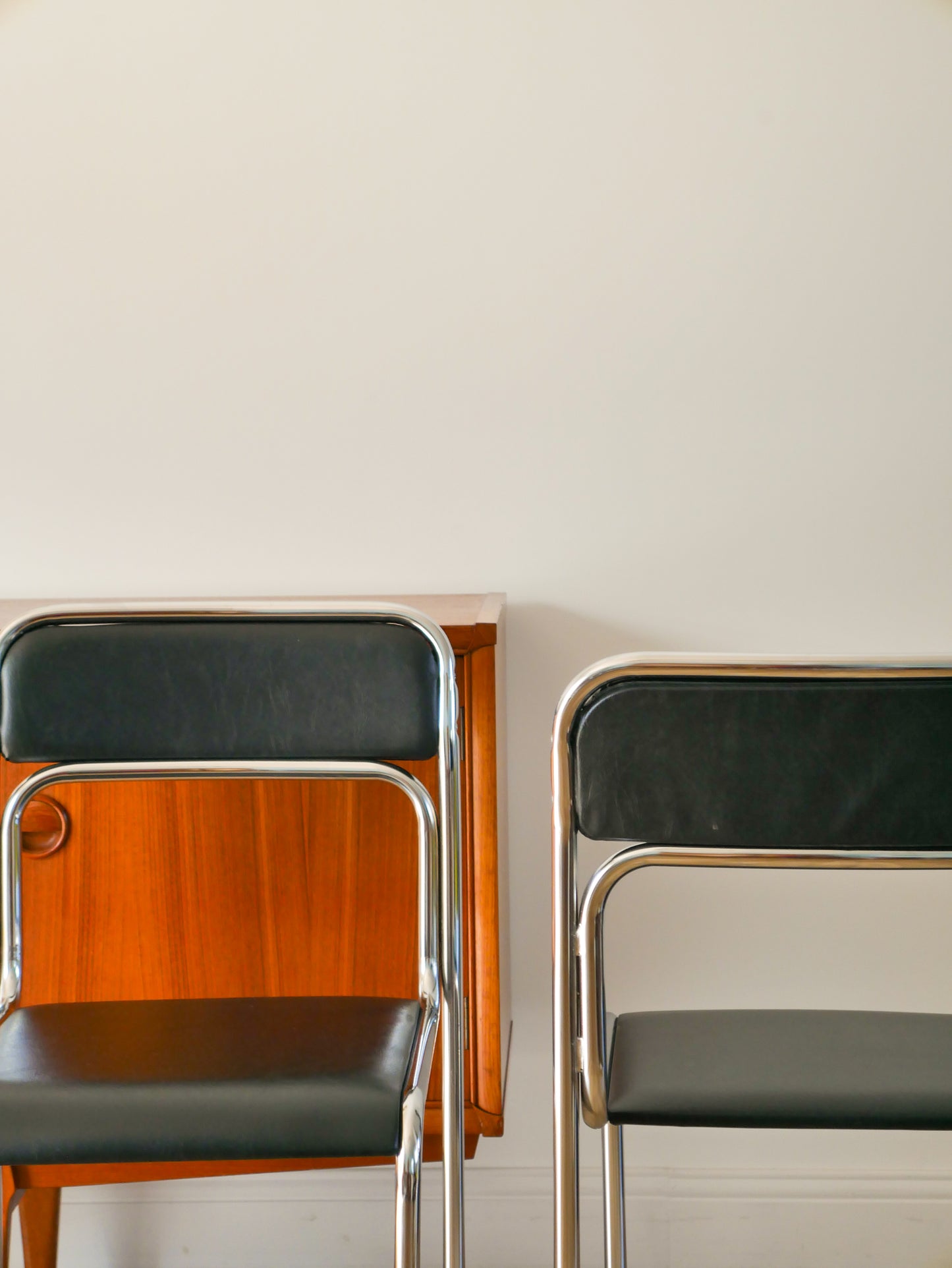 Paire de chaises en chrome et skaï, Noir, Design Bauhaus, 1970