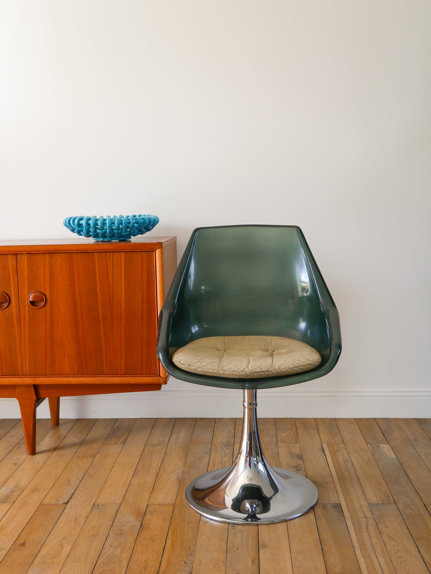 Paire de chaise pivotantes à pieds tulipe en chrome et plexi bleuté, galette en skaï Beige, Roche Bobois, 1970