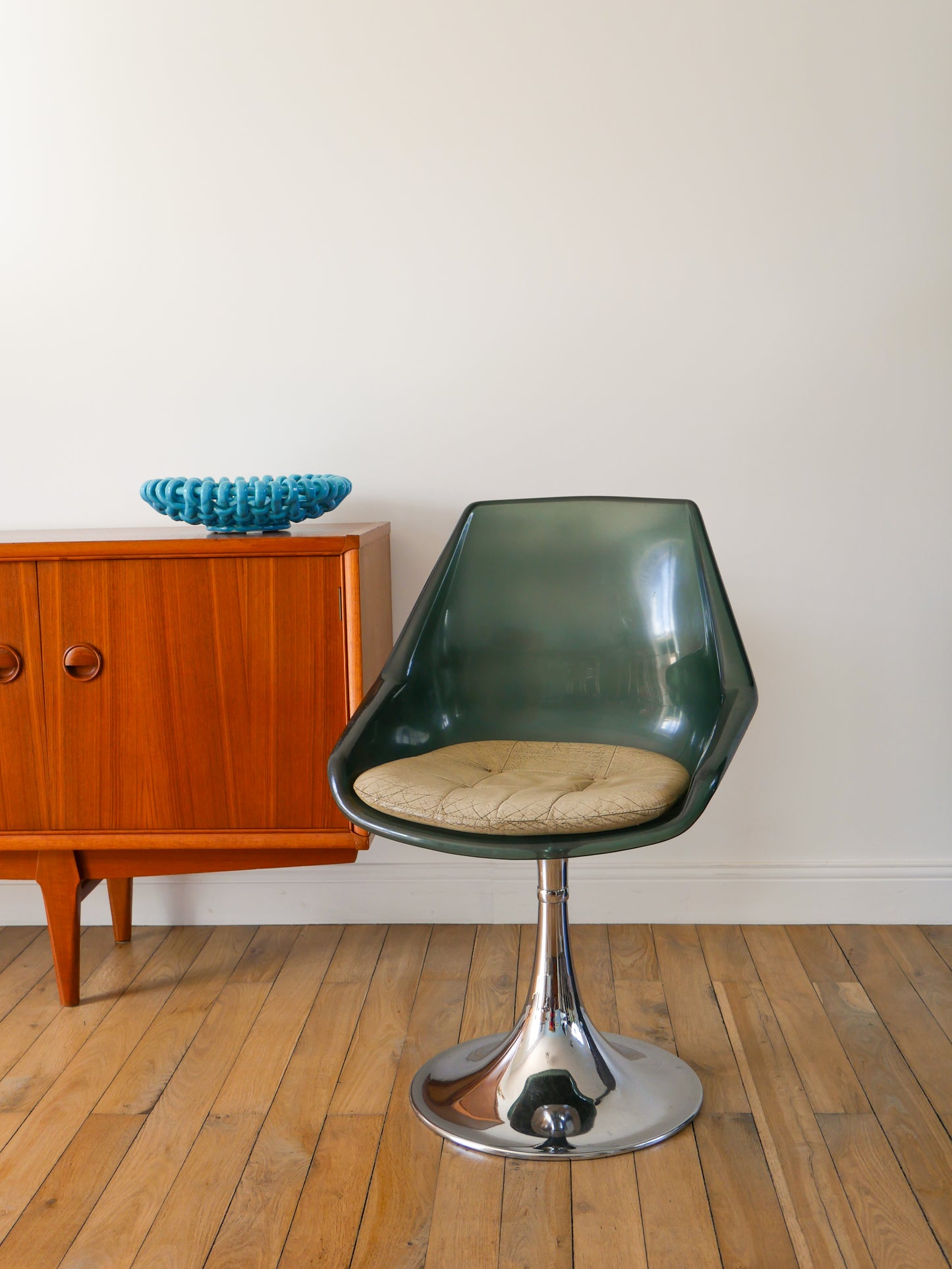 Paire de chaise pivotantes à pieds tulipe en chrome et plexi bleuté, galette en skaï Beige, Roche Bobois, 1970