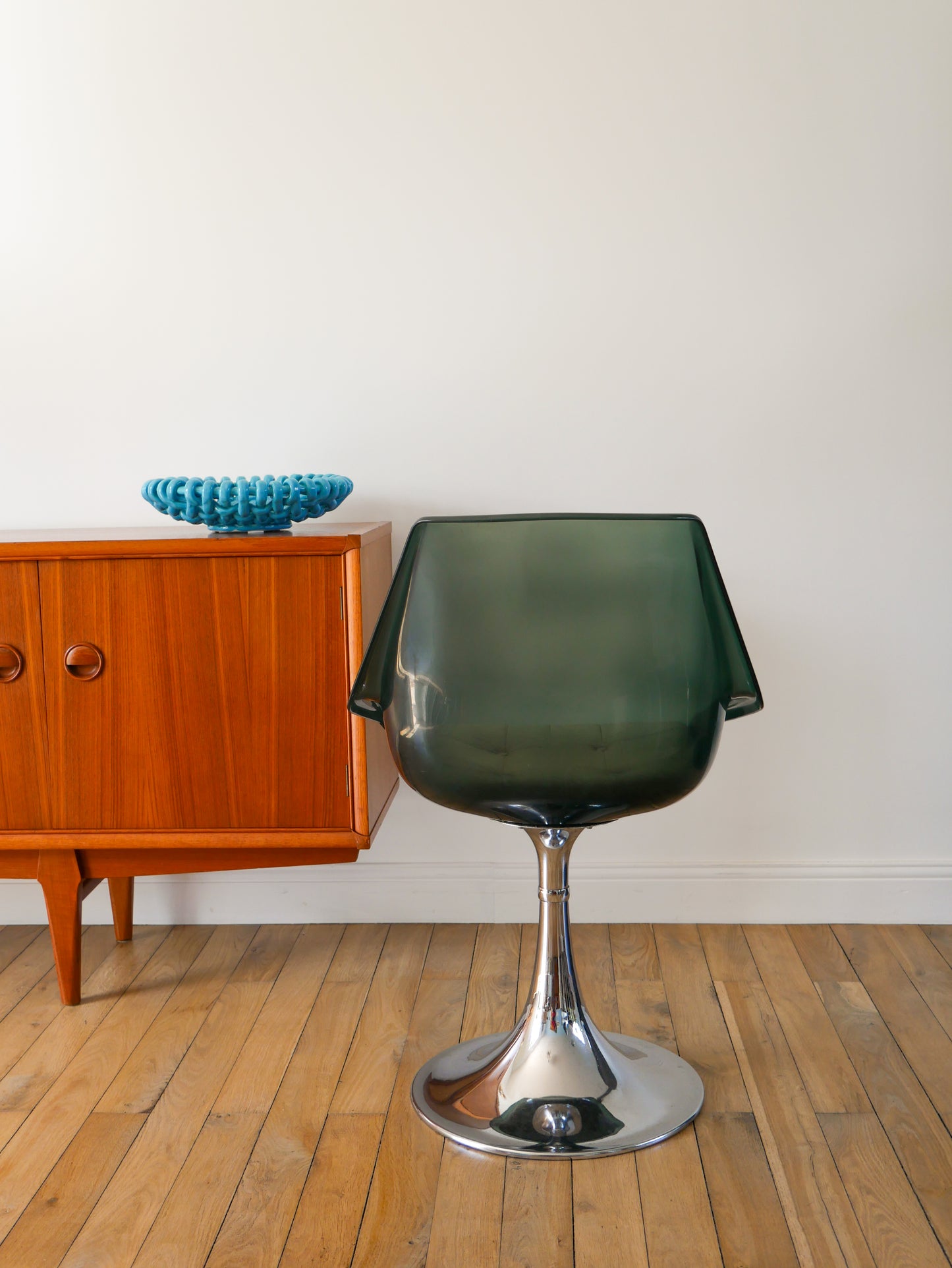 Paire de chaise pivotantes à pieds tulipe en chrome et plexi bleuté, galette en skaï Beige, Roche Bobois, 1970