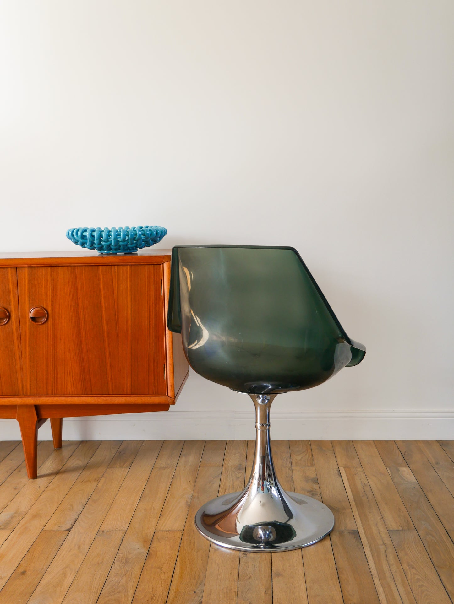 Paire de chaise pivotantes à pieds tulipe en chrome et plexi bleuté, galette en skaï Beige, Roche Bobois, 1970